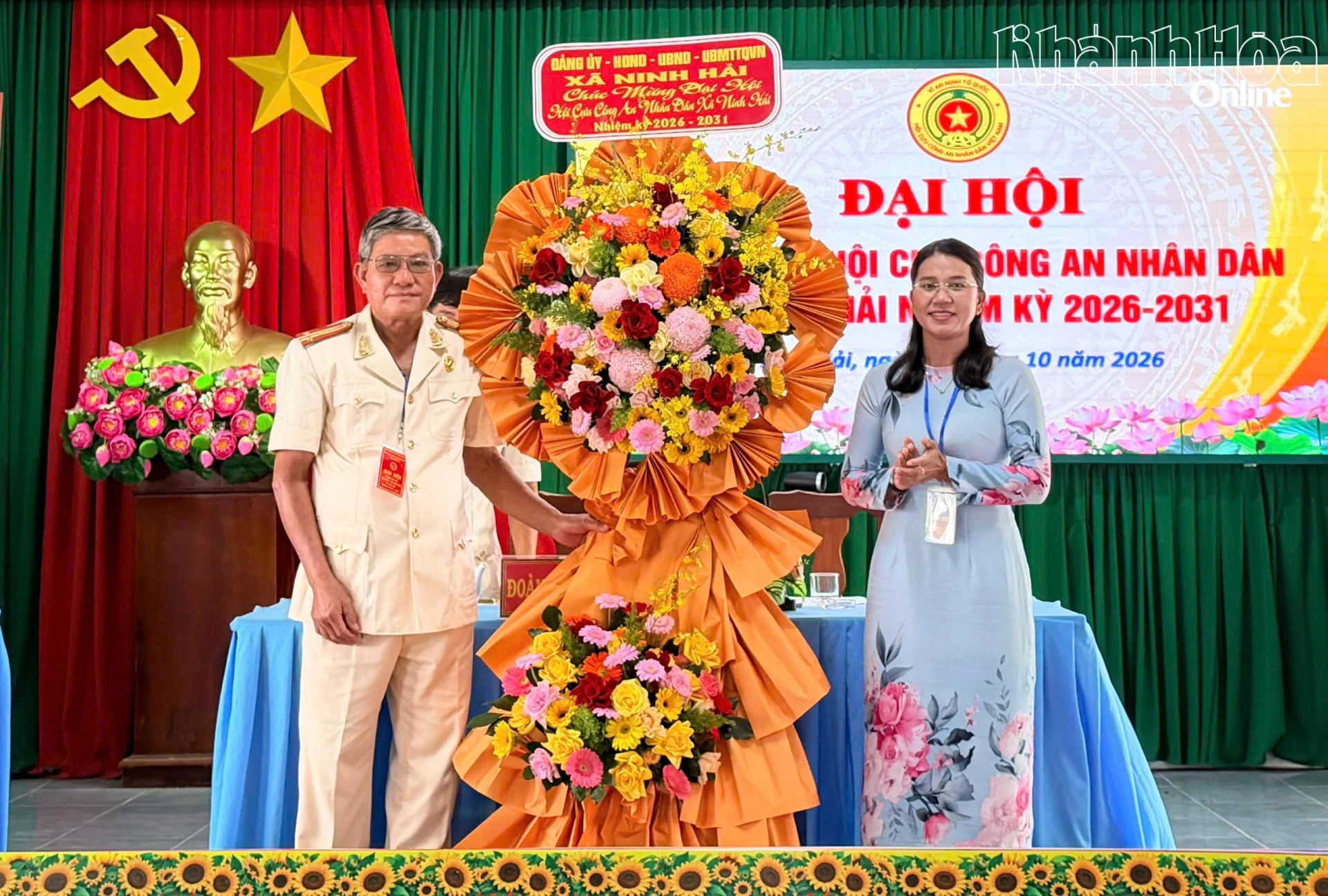 Đại diện lãnh đạo xã Ninh Hải tựng hoa chúc mừng đại hội.