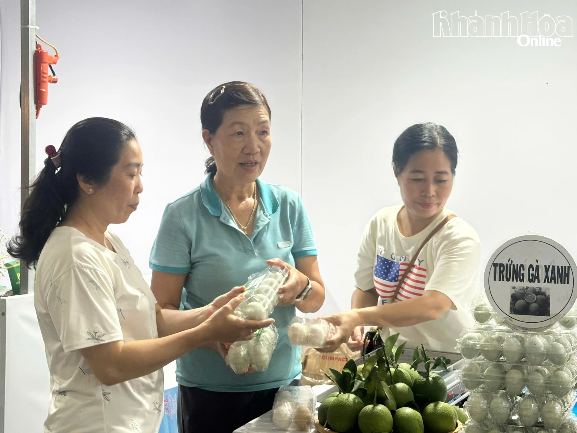 Khách hàng tham quan, mua sắm các sản phẩm tại phiên chợ.