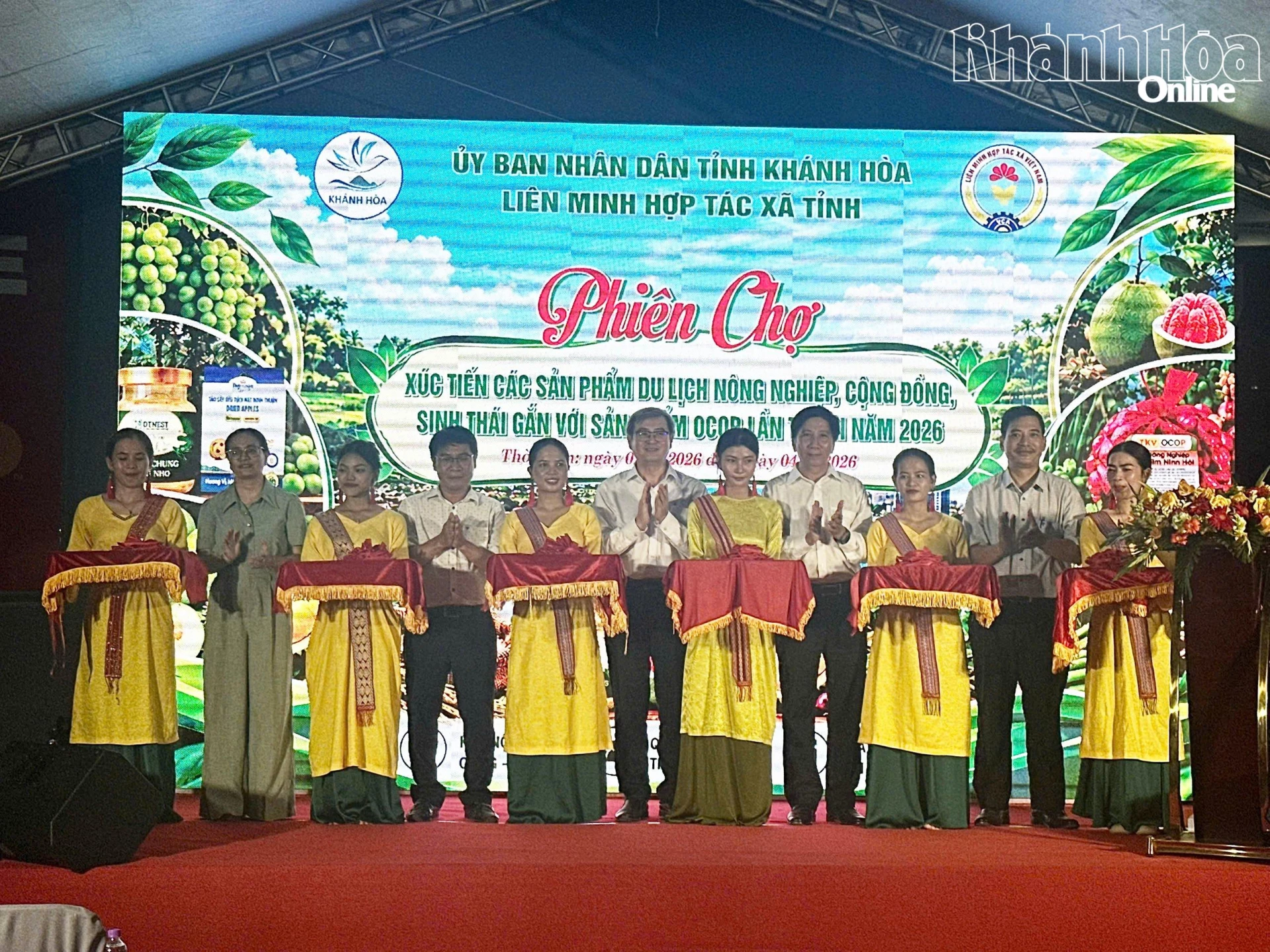 Các đại biểu cắt băng khai mạc hpjieen chợ.
