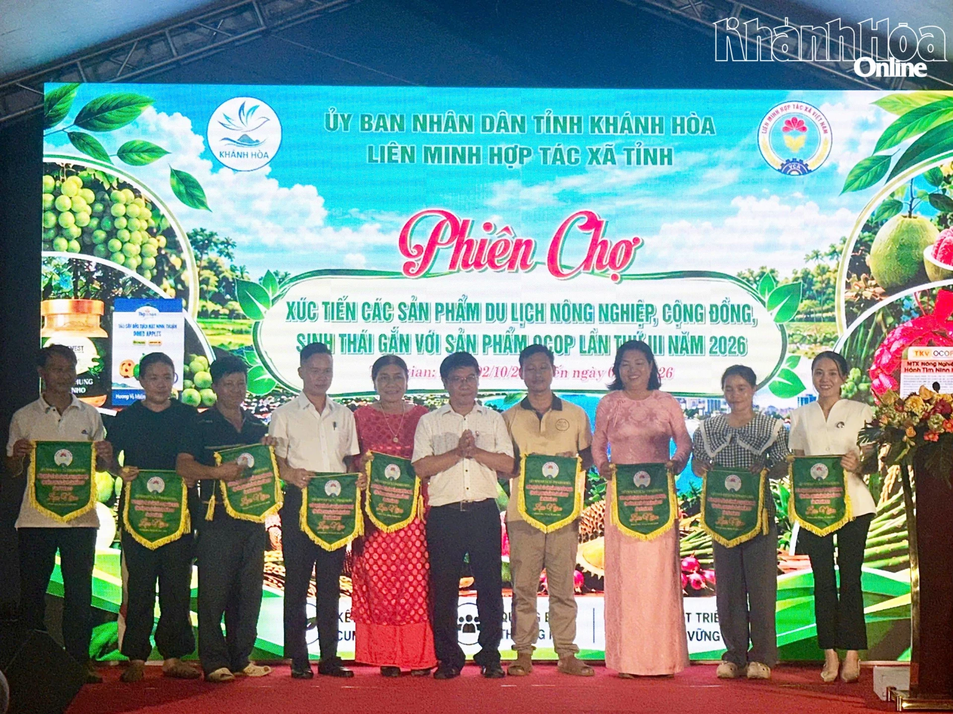 Ban tổ chức trao cờ lưu niệm cho các đơn vị tham gia phiên chợ.