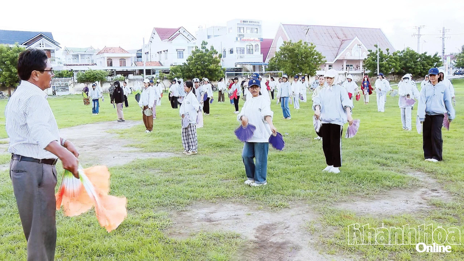 Diễn viên quần chúng thôn Hữu Đức, xã Phước Hữu luyện tập văn nghệ chuẩn bị Lễ hội Katê 2026.