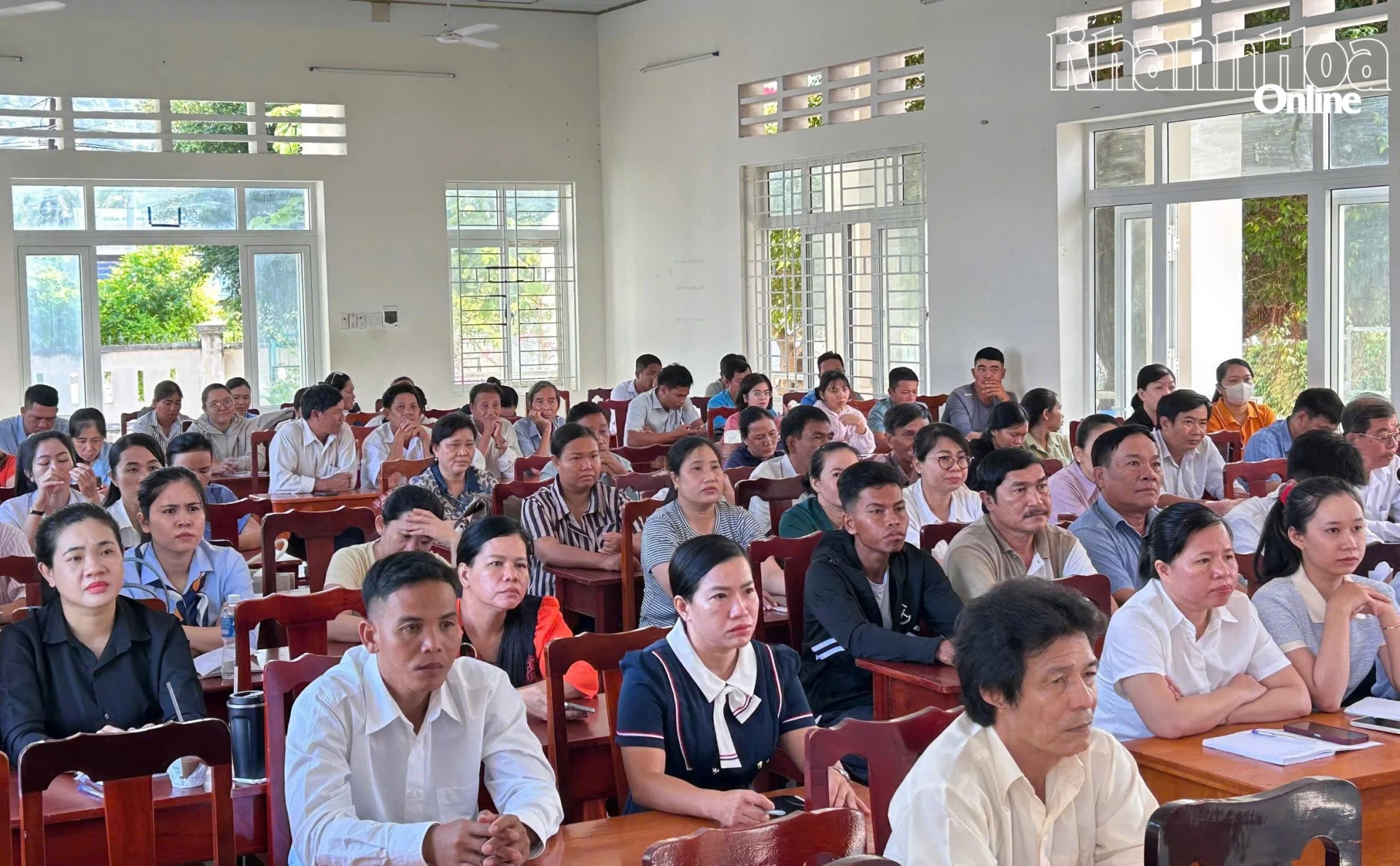 Đông đảo cán bộ, công chức, viên chức, giáo viên, nhân viên và thành viên ban quản lý các thôn trên địa bàn xã.
