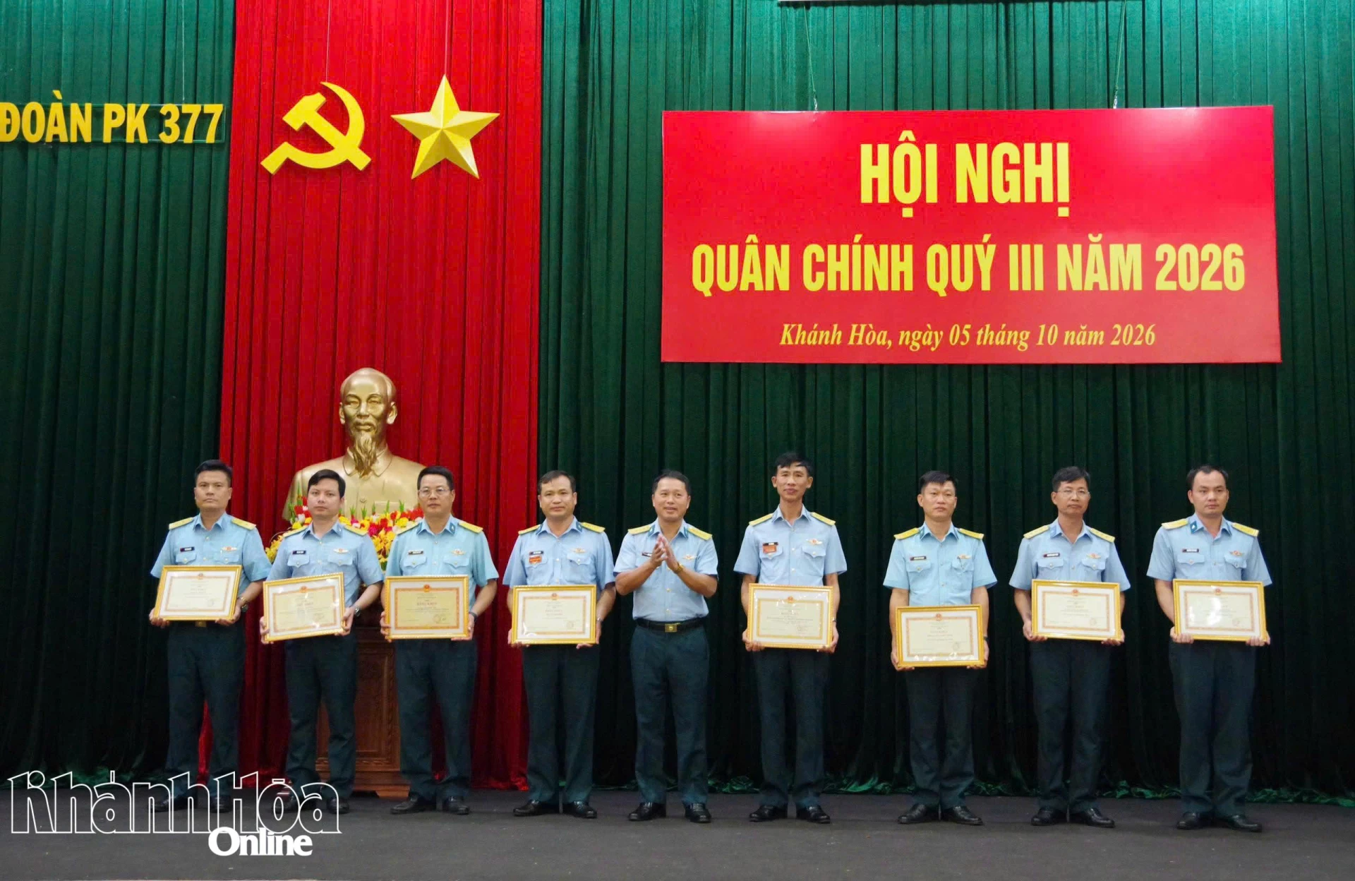 Lãnh đạo sư đoàn trao  thưởng cho các tập thể, cá nhân có thành tích xuất sắc.