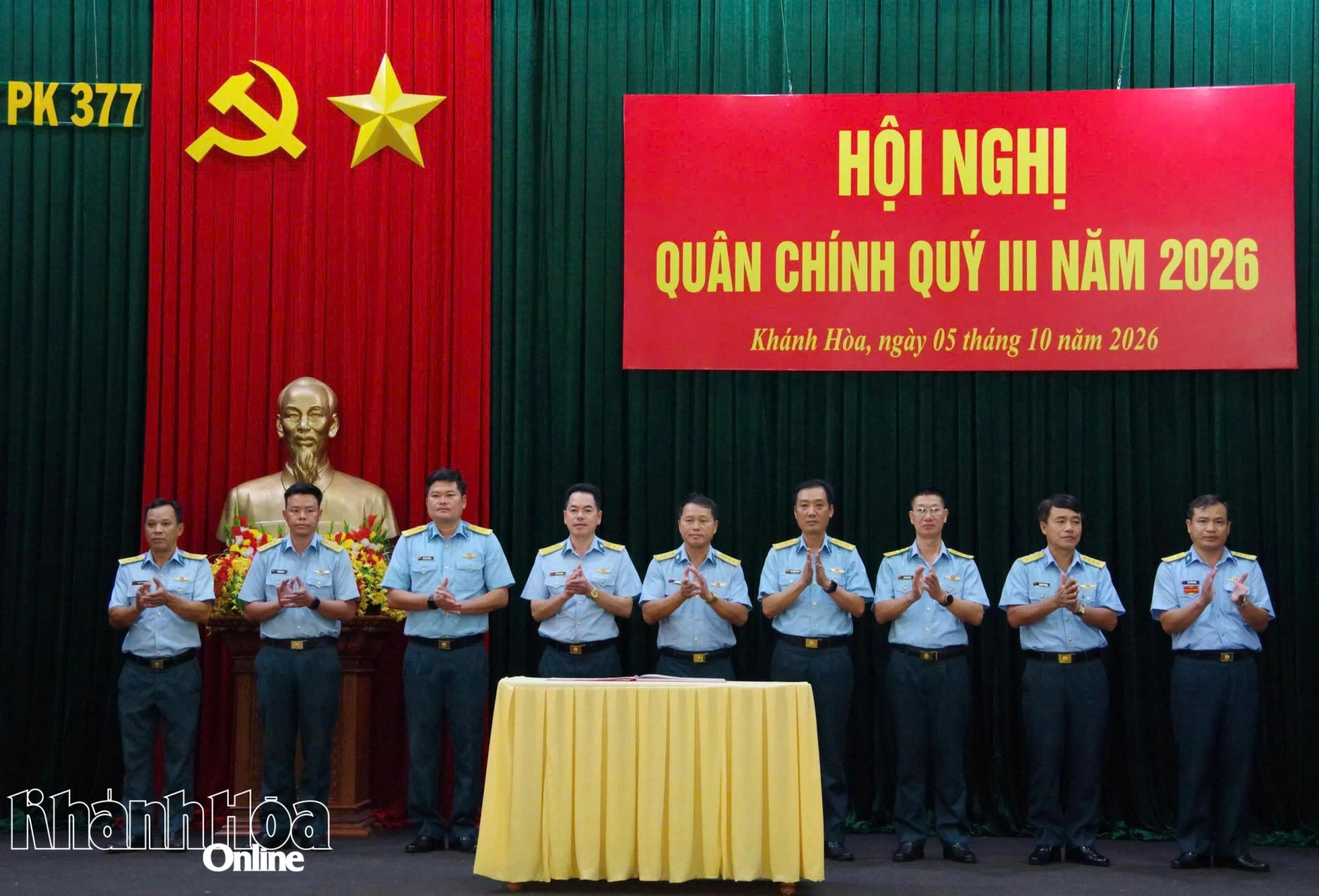 Các cơ quan, đơn vị ký giao ước thi đua.