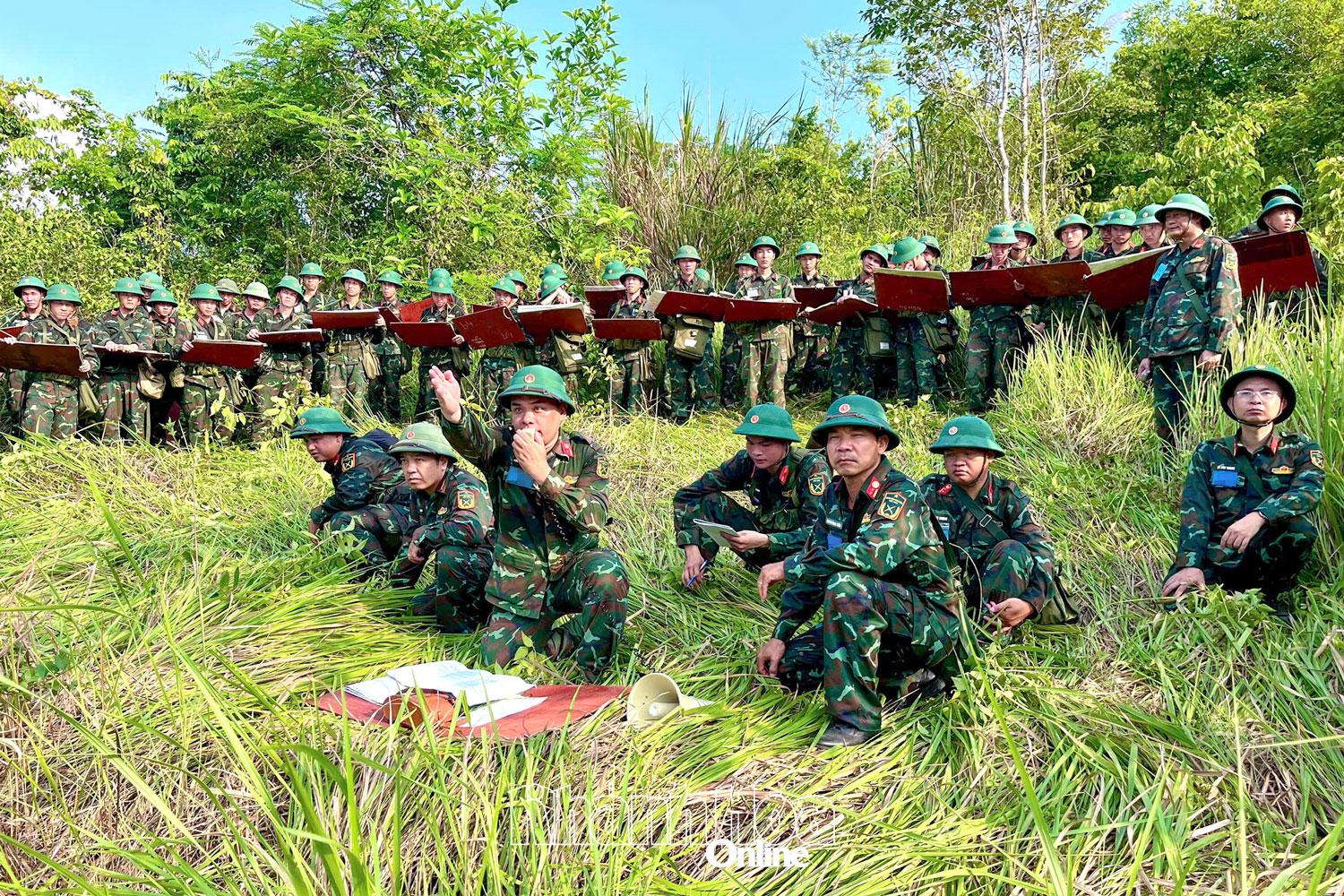 Thực hành huấn luyện nội dung trinh sát thực địa cho học viên khóa ĐH30.