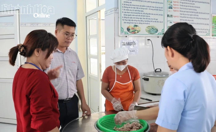 Xã Phước Hà kiểm tra vệ sinh an toàn thực phẩm tại 2 trường học