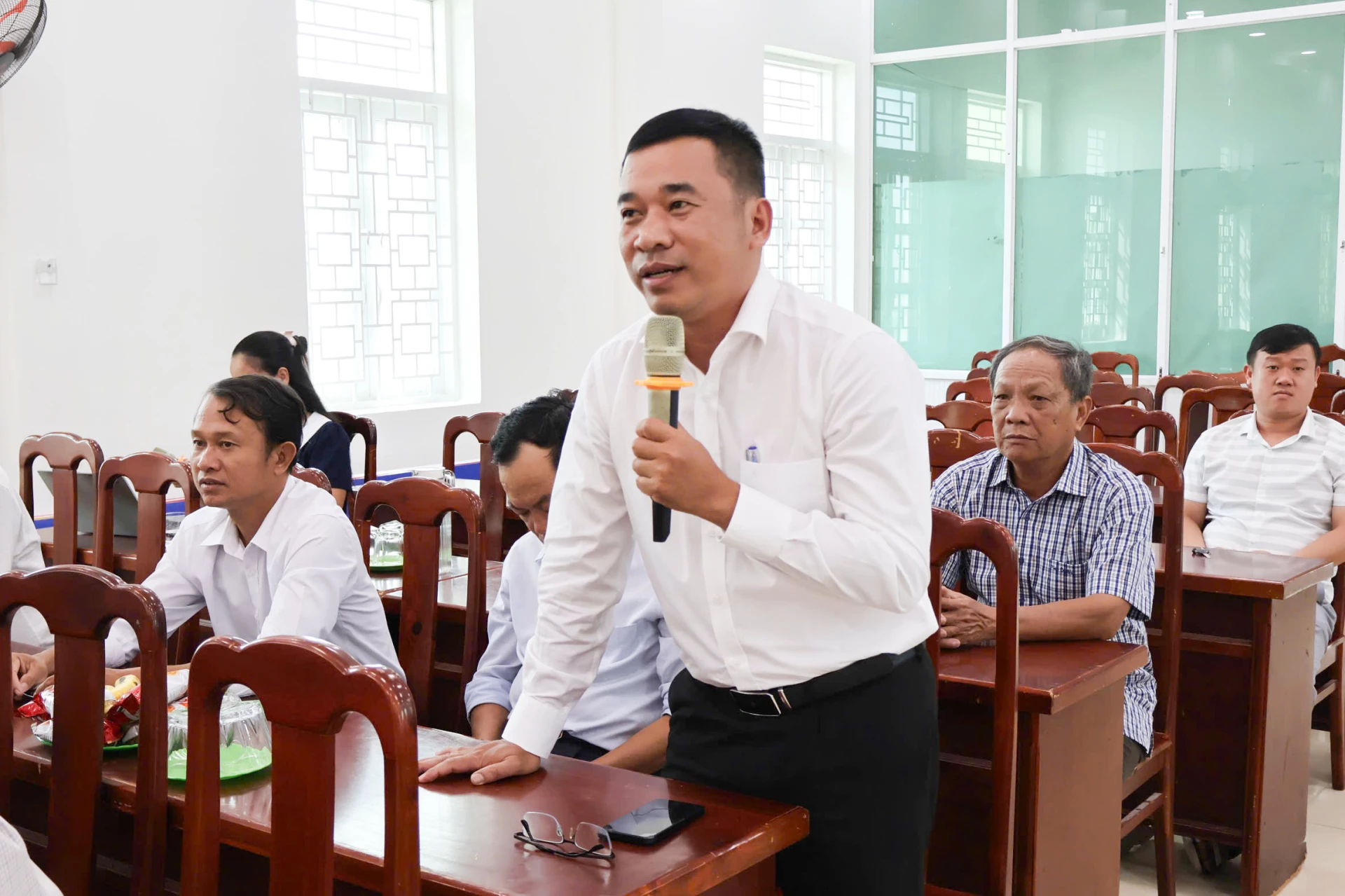 Các doanh nhân trao đổi tại hội nghị.
