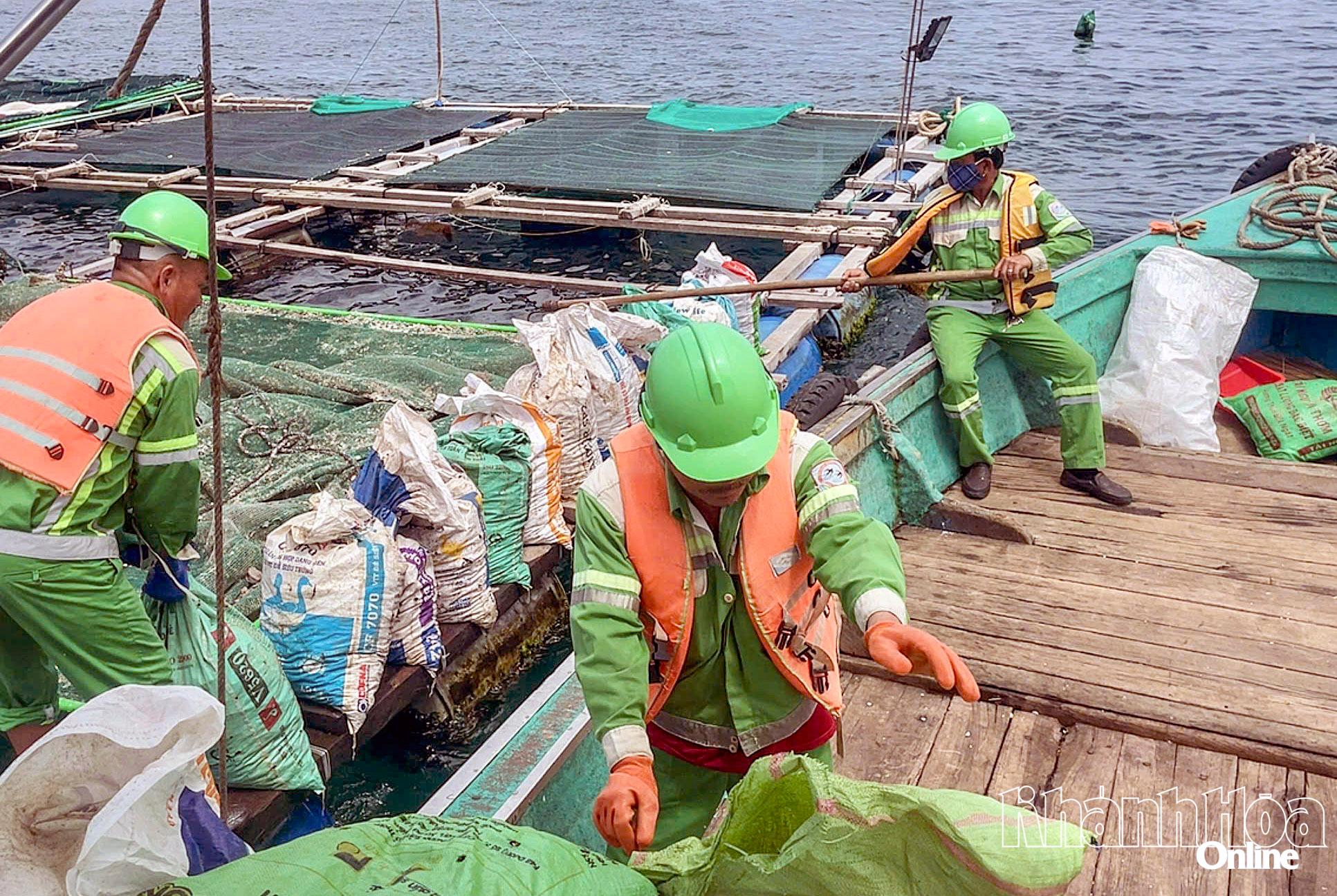Công nhân Công ty Cổ phần Môi trường Đô thị Nha Trang thu gom rác thải tại khu vực đảo Trí Nguyên (phường Nha Trang).
