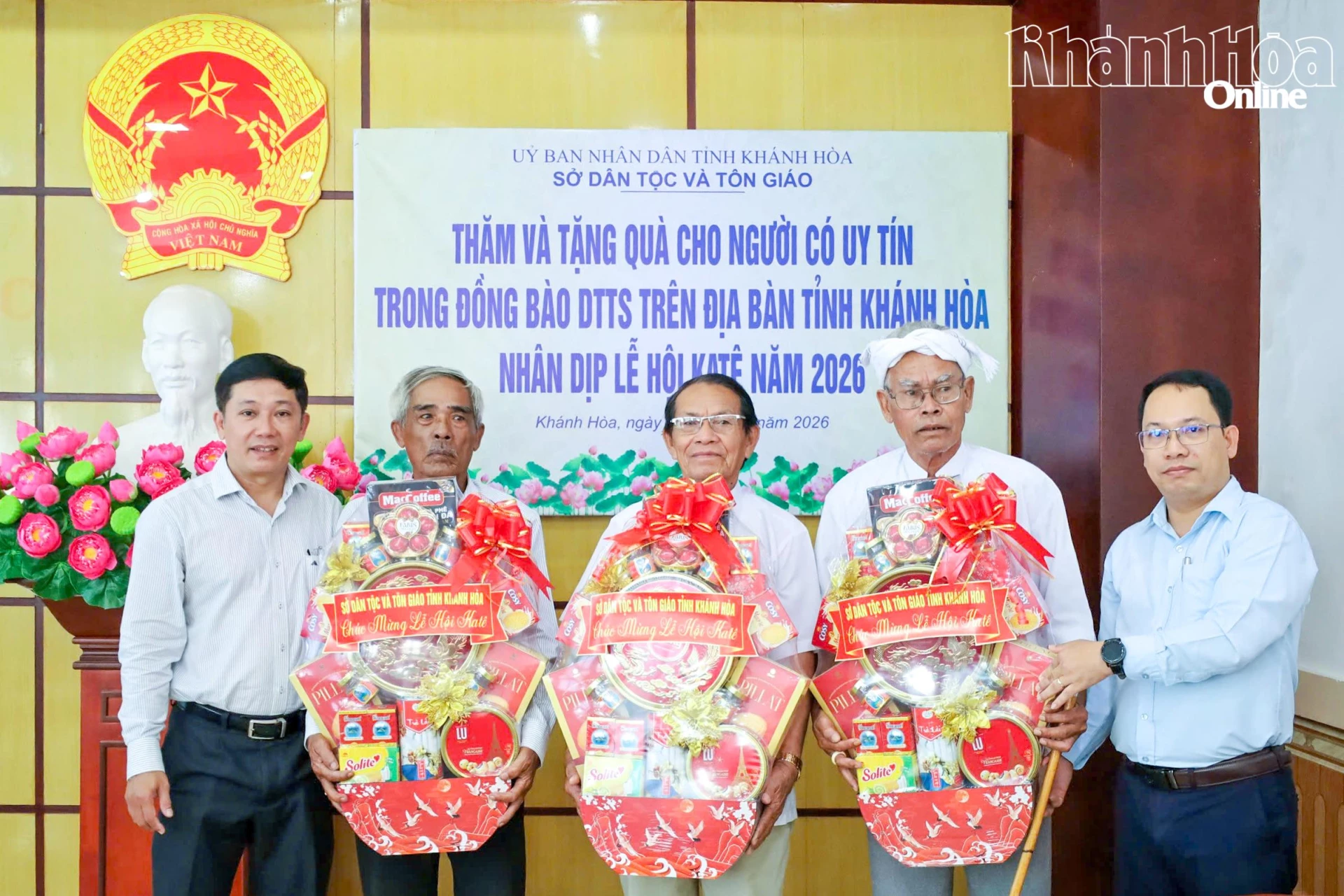 Lãnh đạo Sở Dân tộc và Tôn giáo và UBND xã Thuận Nam tặng quà cho người có uy tín.