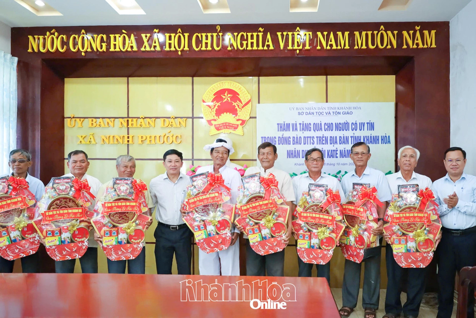 Lãnh đạo Sở Dân tộc và Tôn giáo và UBND xã Phước Hữu tặng quà cho người có uy tín.