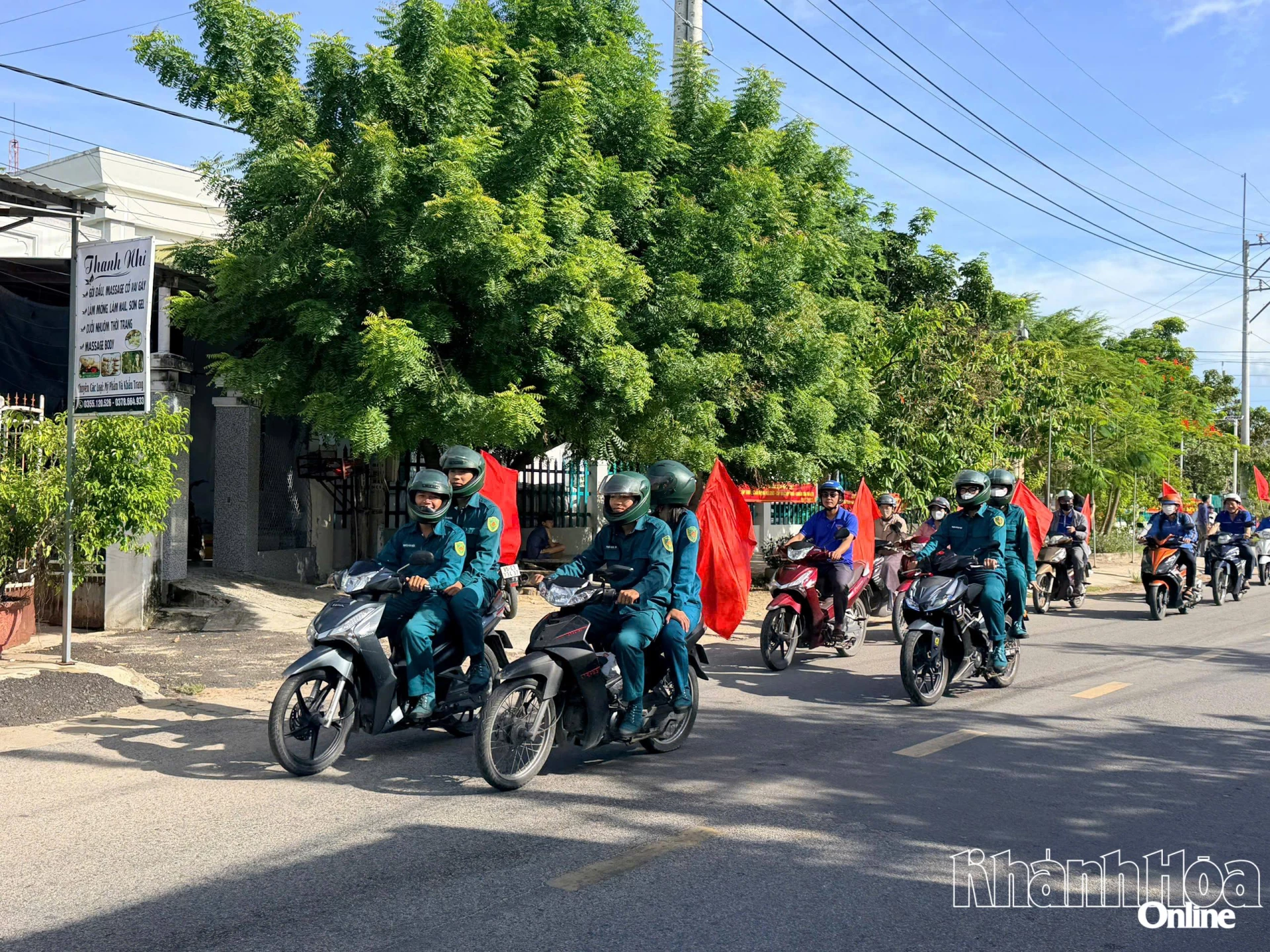 các lực lượng tham gia hội nghị đã diễu hành tuyên truyền lưu động 