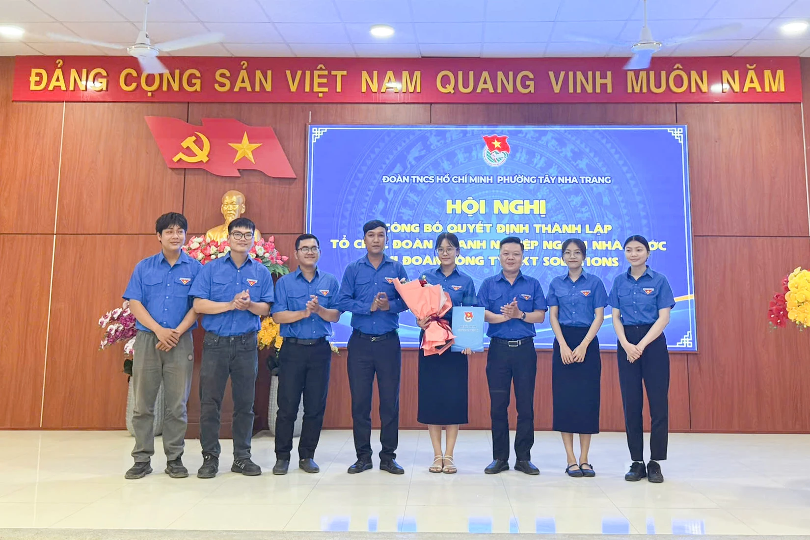 Đoàn phường Tây Nha Trang trao quyết định thành lập và ra mắt Chi đoàn Công ty HKT Solutions.