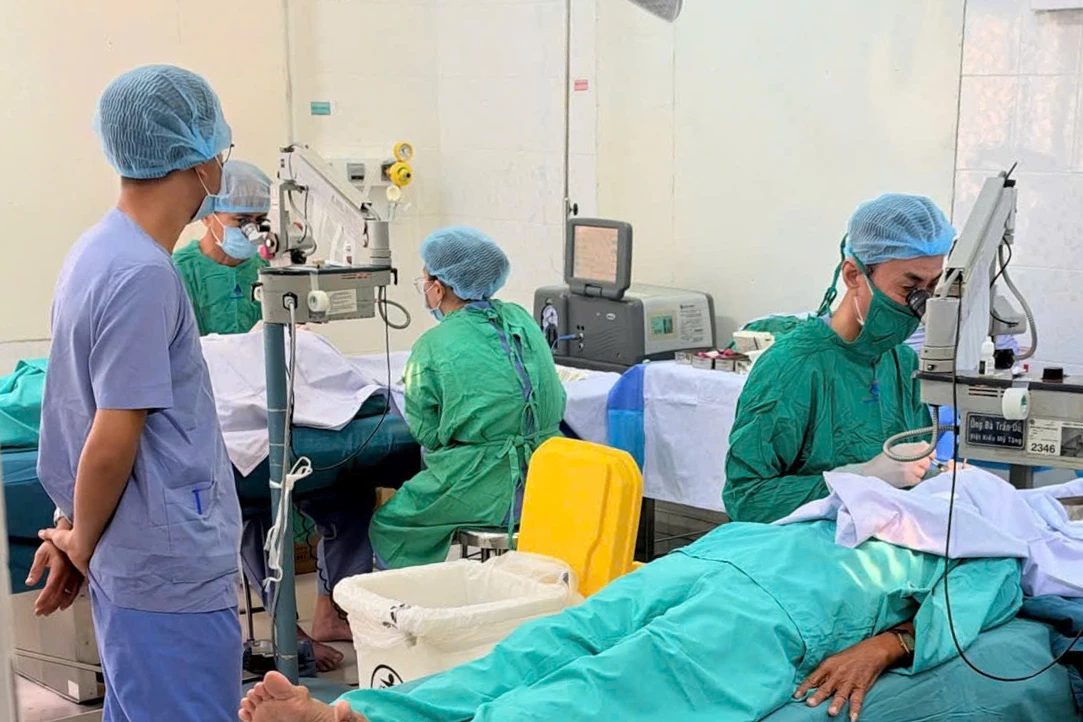 Bác sĩ thực hiện ca mổ mắt miễn phí cho người dân.