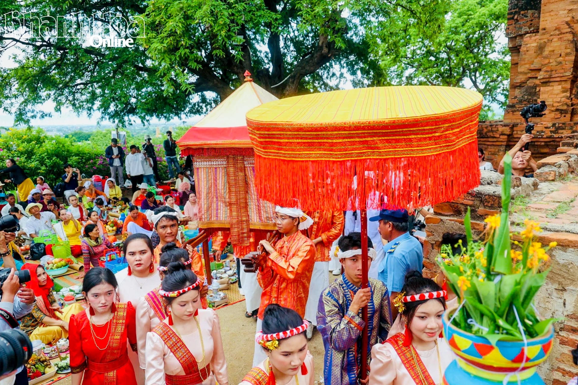 Đoàn rước y trang lên Tháp Pô Klong Garai.