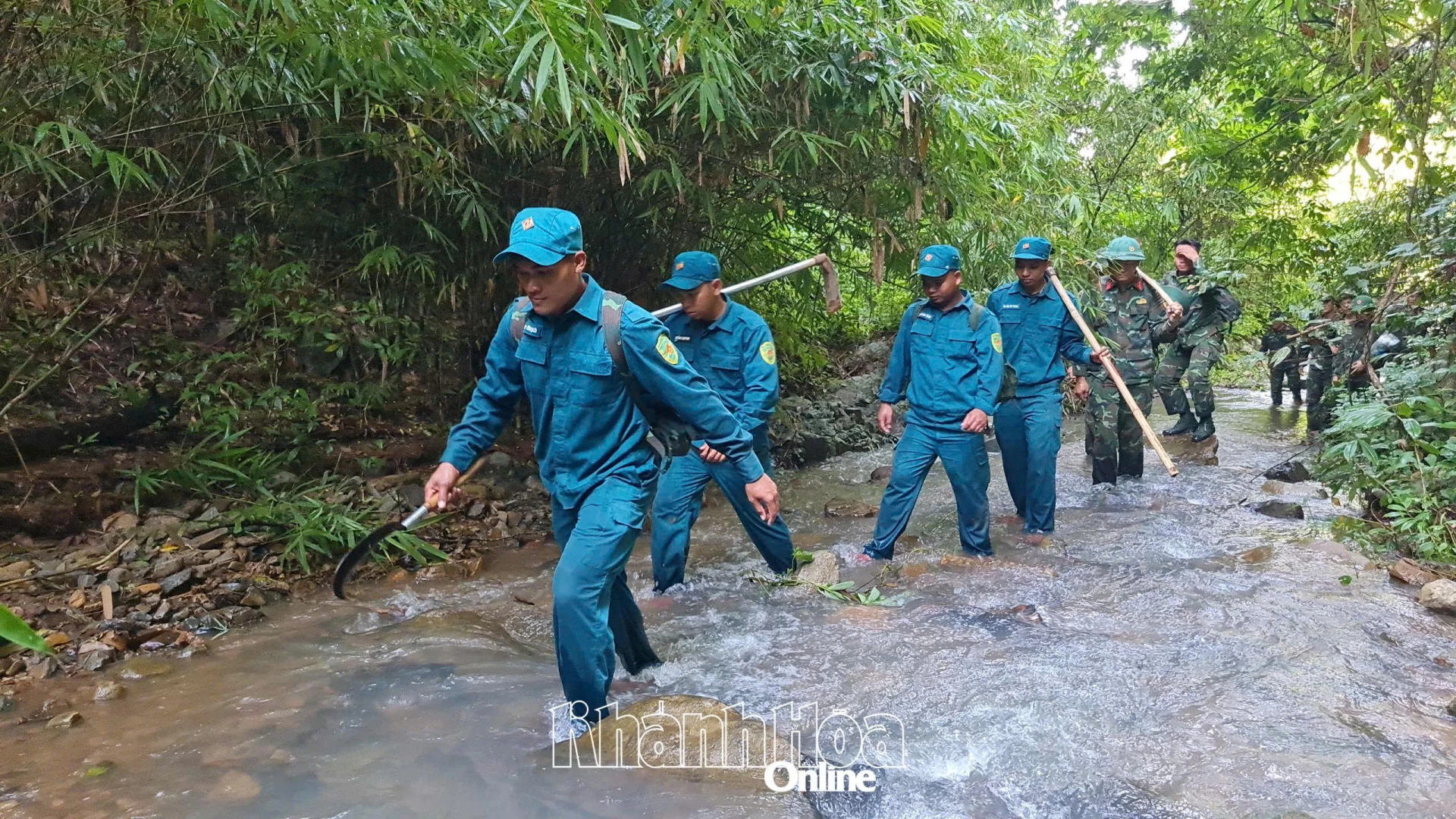 Càng lên cao, độ dốc càng lớn, trời mưa to vách đá càng trơn trượt  nên lực lượng chủ yếu lôi ngược dòng các con suối.
