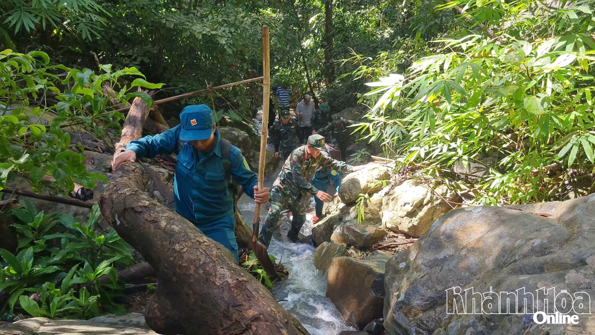 Dọc các con suối còn có vô số thân cây đỗ ngã chắn ngang, việc vượt qua càng thêm khó khăn.