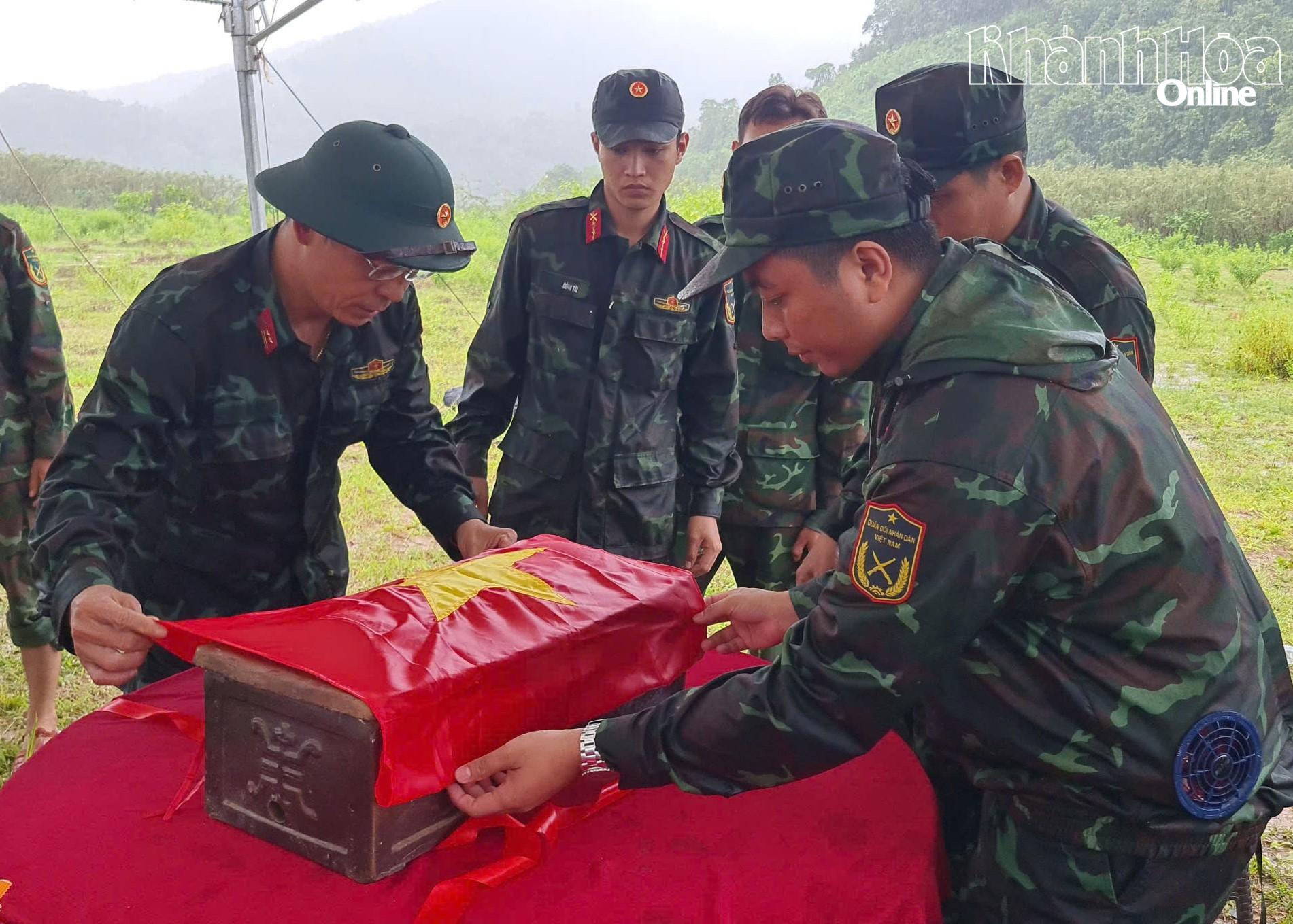 Hơn 2 giờ chiều cùng ngày, lực lượng đã đưa hài cốt liệt sĩ xuống núi, băng qua sông Cái bảo đảm an toàn tuyệt đối. Tại bờ Nam sông Cái, chính quyền địa phương đã dựng  sẵn nhà bạt để tổ chức lễ tưởng niệm trước di khi chuyển hài cốt liệt sĩ về Nghĩa trang liệt sĩ Ninh Thuận.
