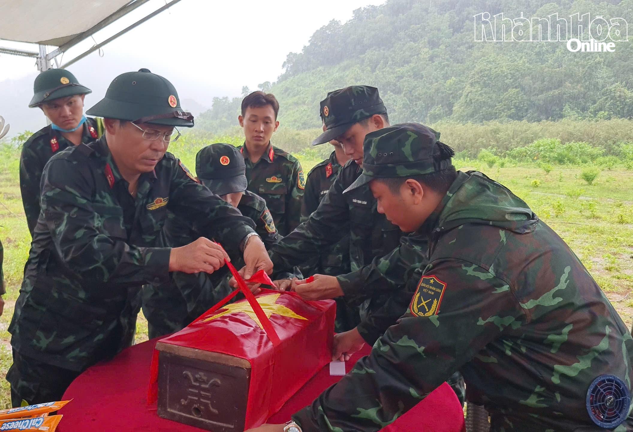 Sau khi đưa xuống núi và vượt sông an toàn, hài cốt liệt sĩ được đặt vào quách để tổ chức lễ tưởng niệm tại bờ sông, trước khi di chuyển về Nghĩa trang liệt sĩ Ninh Thuận.