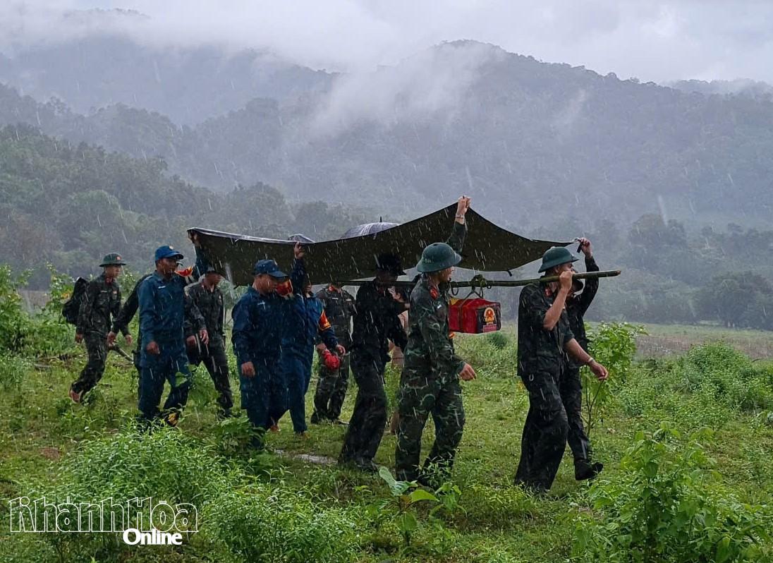 Cán bộ, chiến sĩ di chuyển hài cốt liệt si Bo Bo Mơ đến phương tiện đang đậu cách bờ bắc sông Cái khoảng 2km để di chuyển về Nghĩa trang liệt sĩ Ninh Thuận.