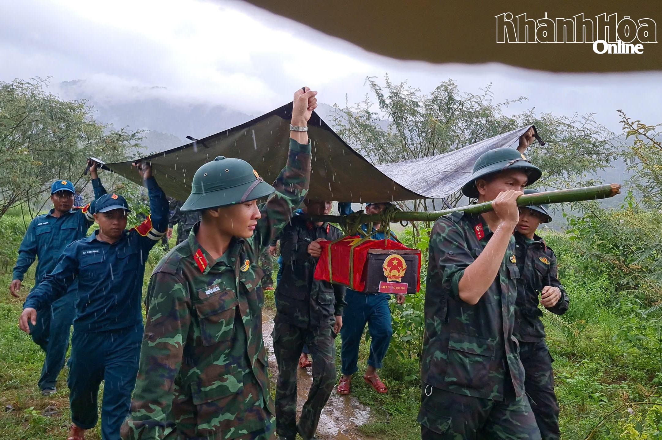 Sau hành trình hơn 9 giờ, các cán bộ, chiến sĩ đã hoàn thành tốt nhiệm vụ đưa hài cốt liệt sĩ Bo Bo Mơ xuống núi, bảo đảm an toàn tuyệt đối.