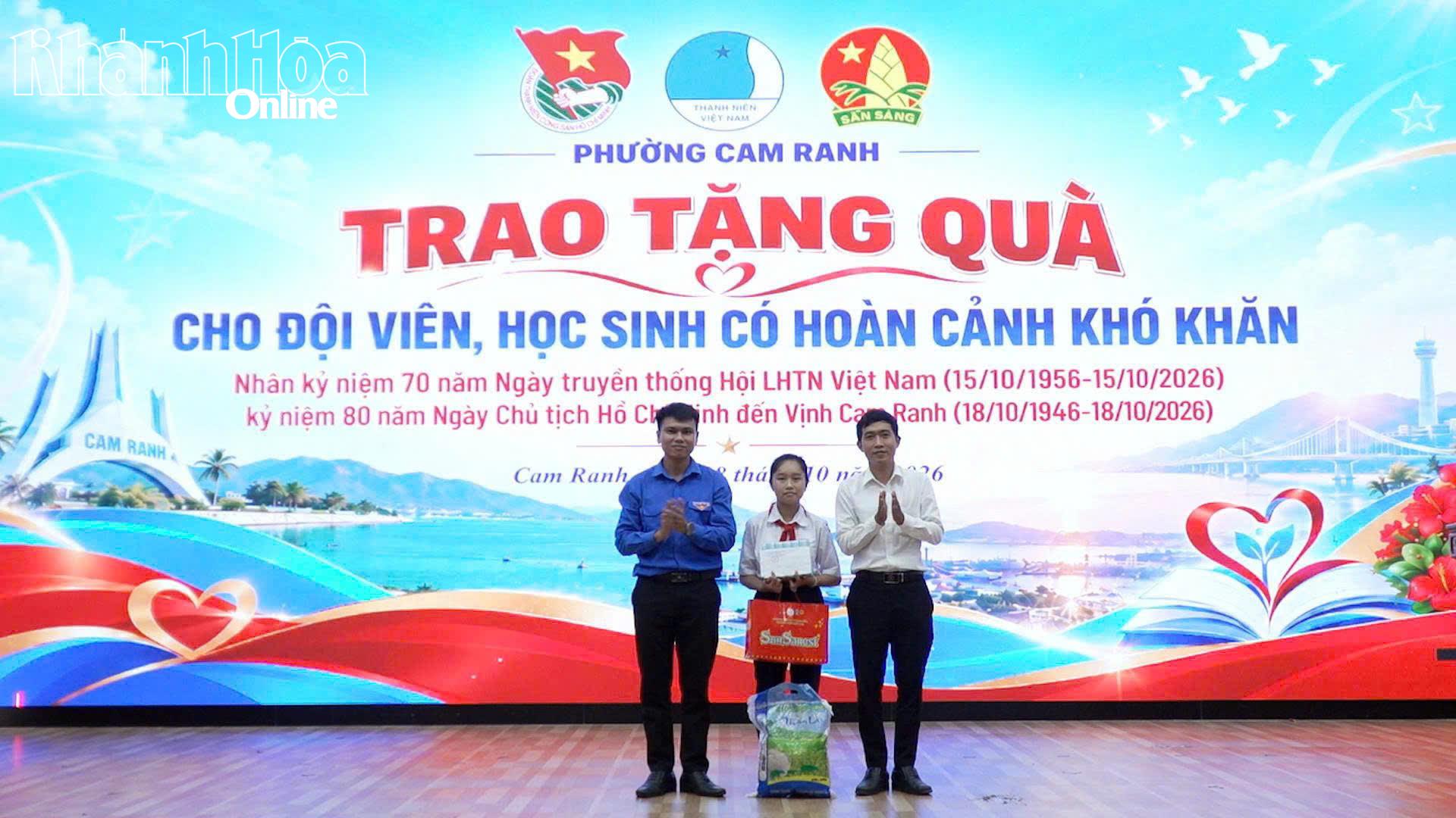 Hội Liên hiệp Thanh niên Việt Nam phường Cam Ranh trao quà cho học sinh có hoàn cảnh khó khăn nhân kỷ niệm 70 năm Ngày truyền thống Hội Liên hiệp Thanh niên Việt Nam.