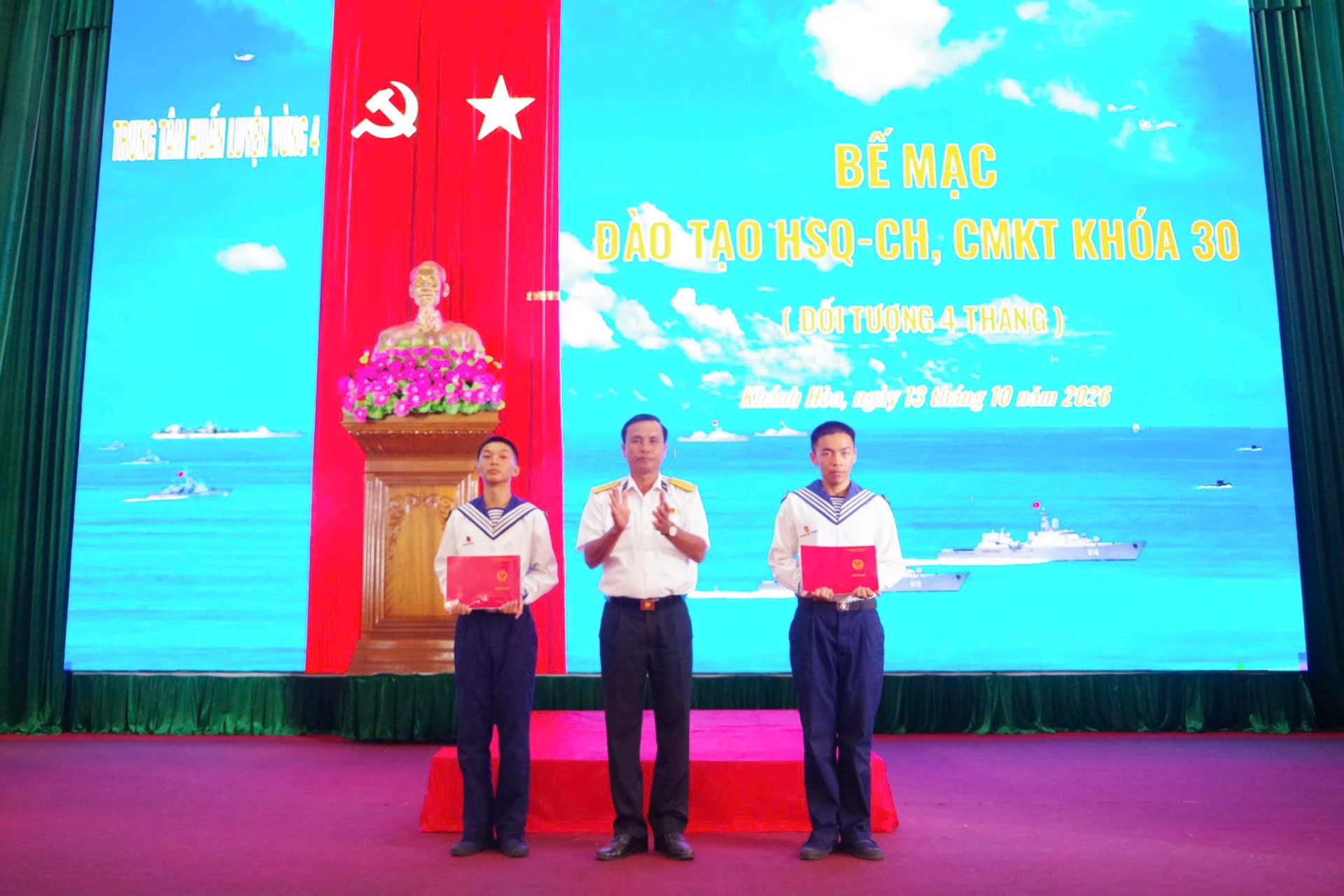 Chỉ huy trung tâm trao chứng nhận tốt nghiệp cho học viên đạt loại giỏi.