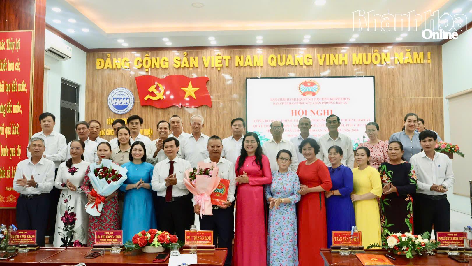 Bà Phan Thị Ngân Hạnh và lãnh dạo phường Bảo An chưc mừng Ban Châ, hành Hội nNông Dân  phường.