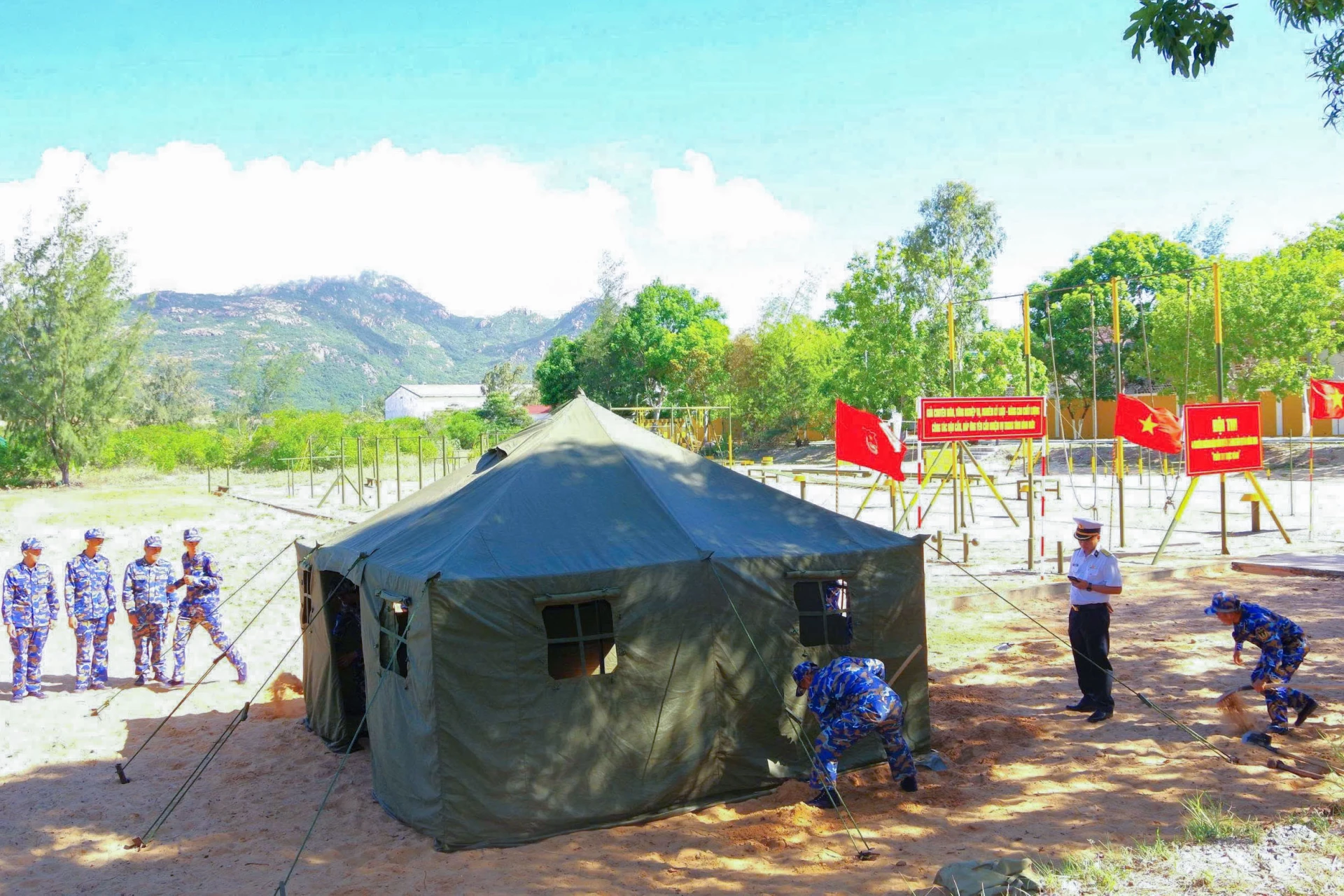Chấm thi dựng nhà bạt tiểu đội.
