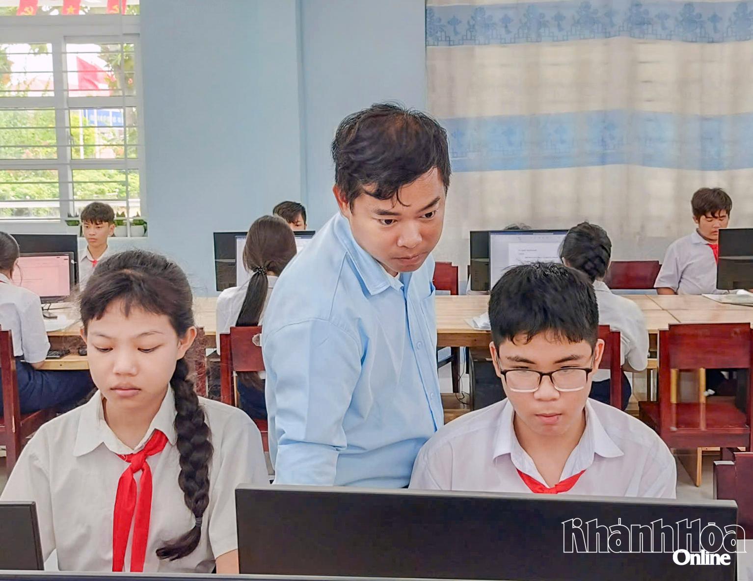Anh Phạm Thanh Mân 
hướng dẫn học sinh trong giờ học Tin học.