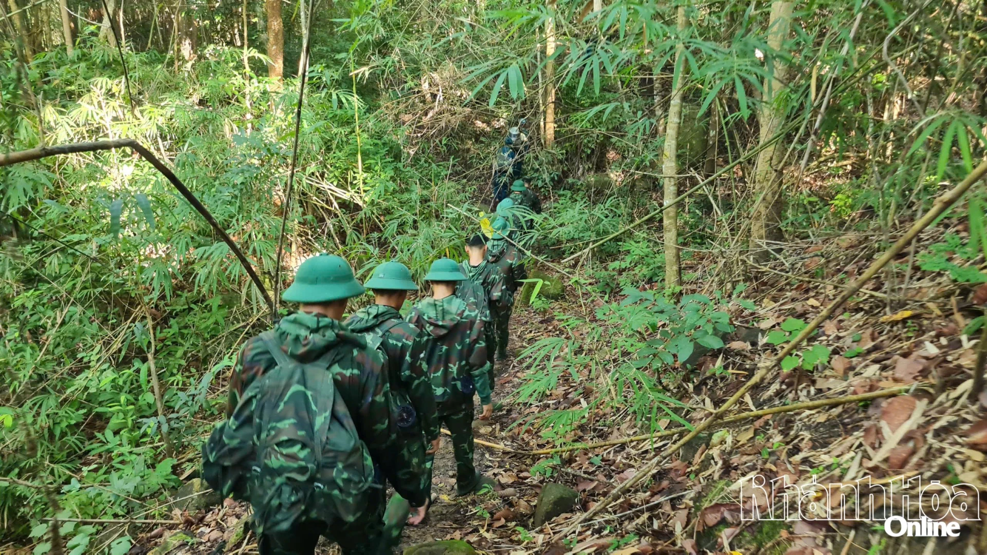 Càng lên cao,độ dốc càng lớn, trong rừng không còn đường mòn nên việc di chuyển rất khó khăn.