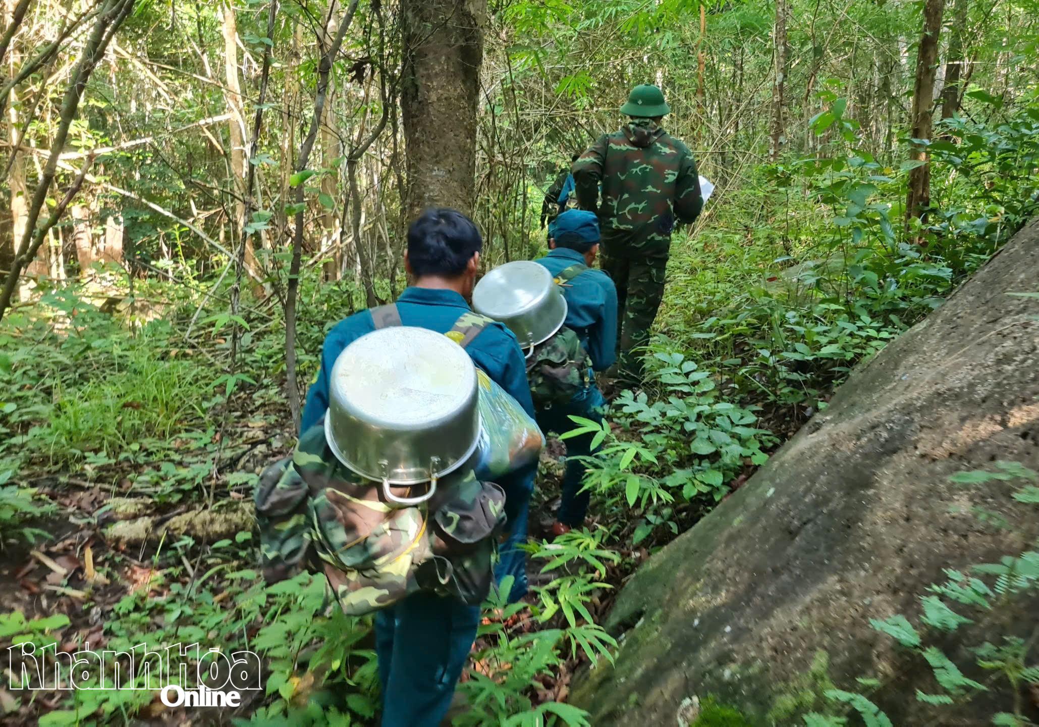 Hành trình dài nên cán bộ, chiến sĩ mang theo dụng cụ để nấu ăn trên núi. 