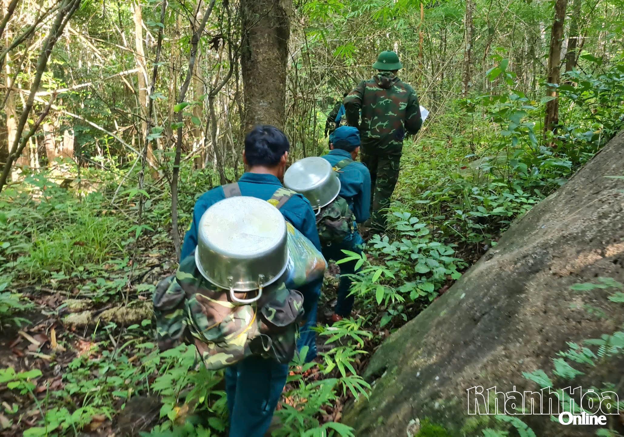 Hành trình dài nên cán bộ, chiến sĩ mang theo vật dụng để nấu ăn trên rừng.