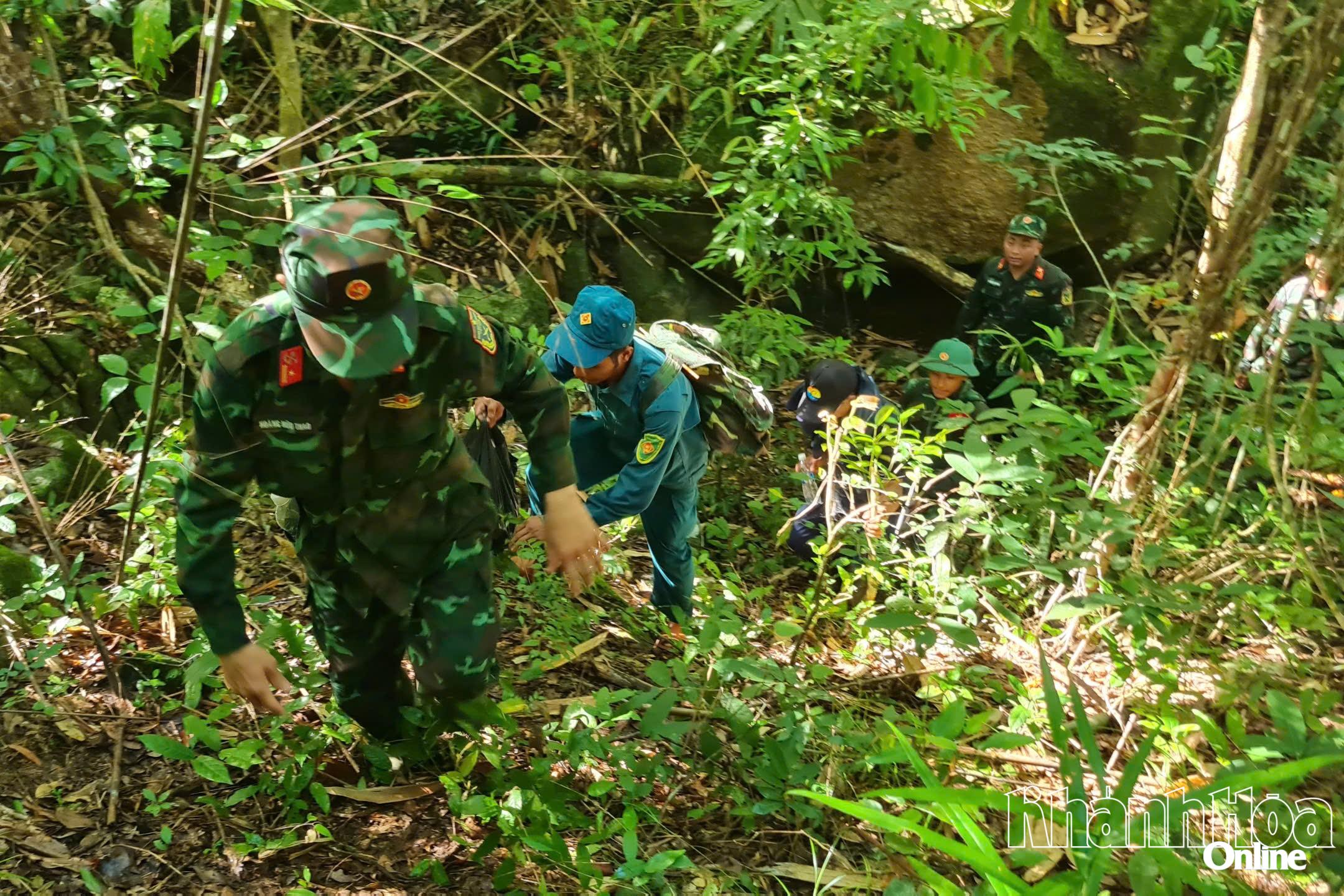 Lực lượng vượt lên sườn dốc cuối cùng để đến vị trí 3 mộ liệt sĩ trên đỉnh núi thứ hai.