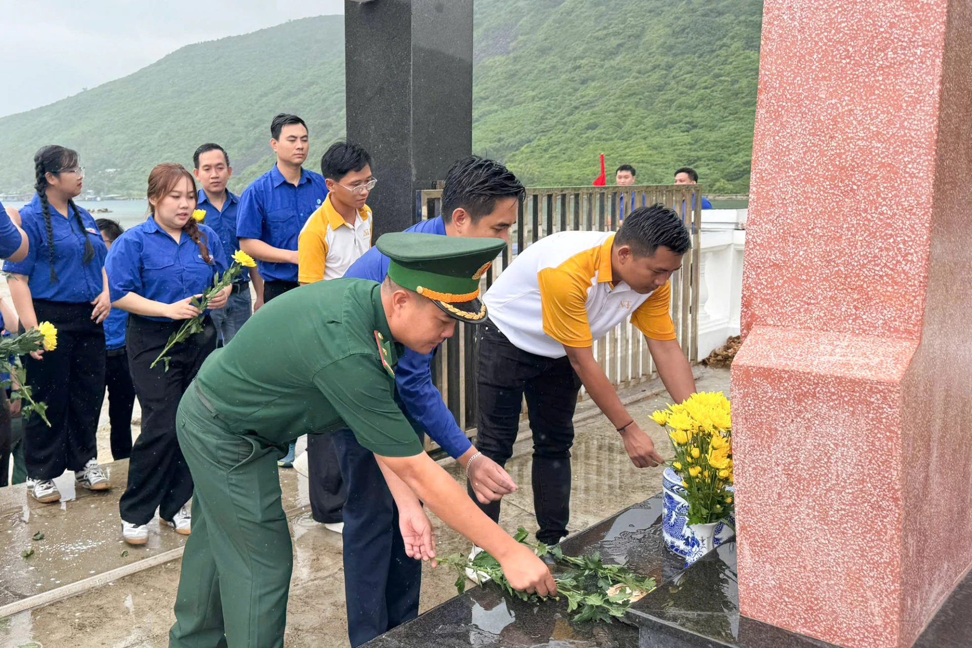 Các đại biểu, đoàn viên, hội viên thanh niên dâng hoa, dâng hương tại Nghĩa trang liệt sĩ đảo Bích Đầm.