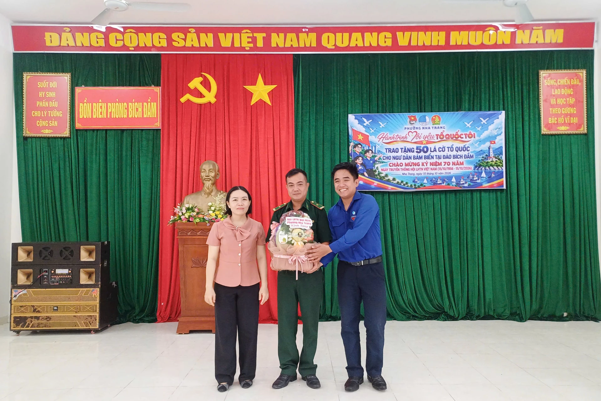 Đoàn Thanh niên - Hội Liên hiệp Thanh niên Việt Nam phường Nha Trang tặng quà cho Đồn Biên phòng Bích Đầm.