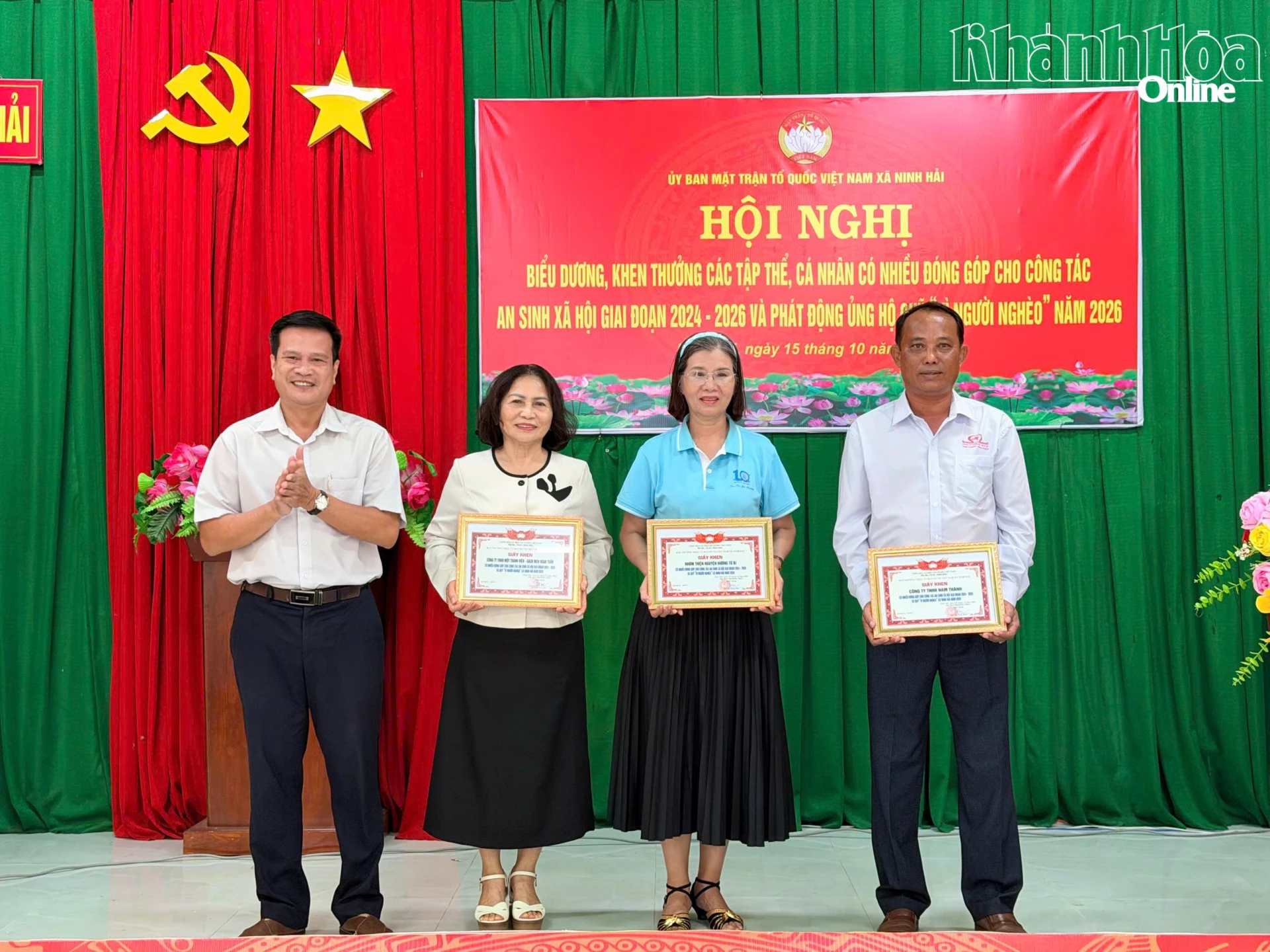 Lãnh đạo xã trao giấy khen cho các tập thể, cá nhân có nhiều đóng góp trong công tác an sinh xã hội giai đoạn 2024 - 2026 và vận động Quỹ “Vì người nghèo” năm 2026..
