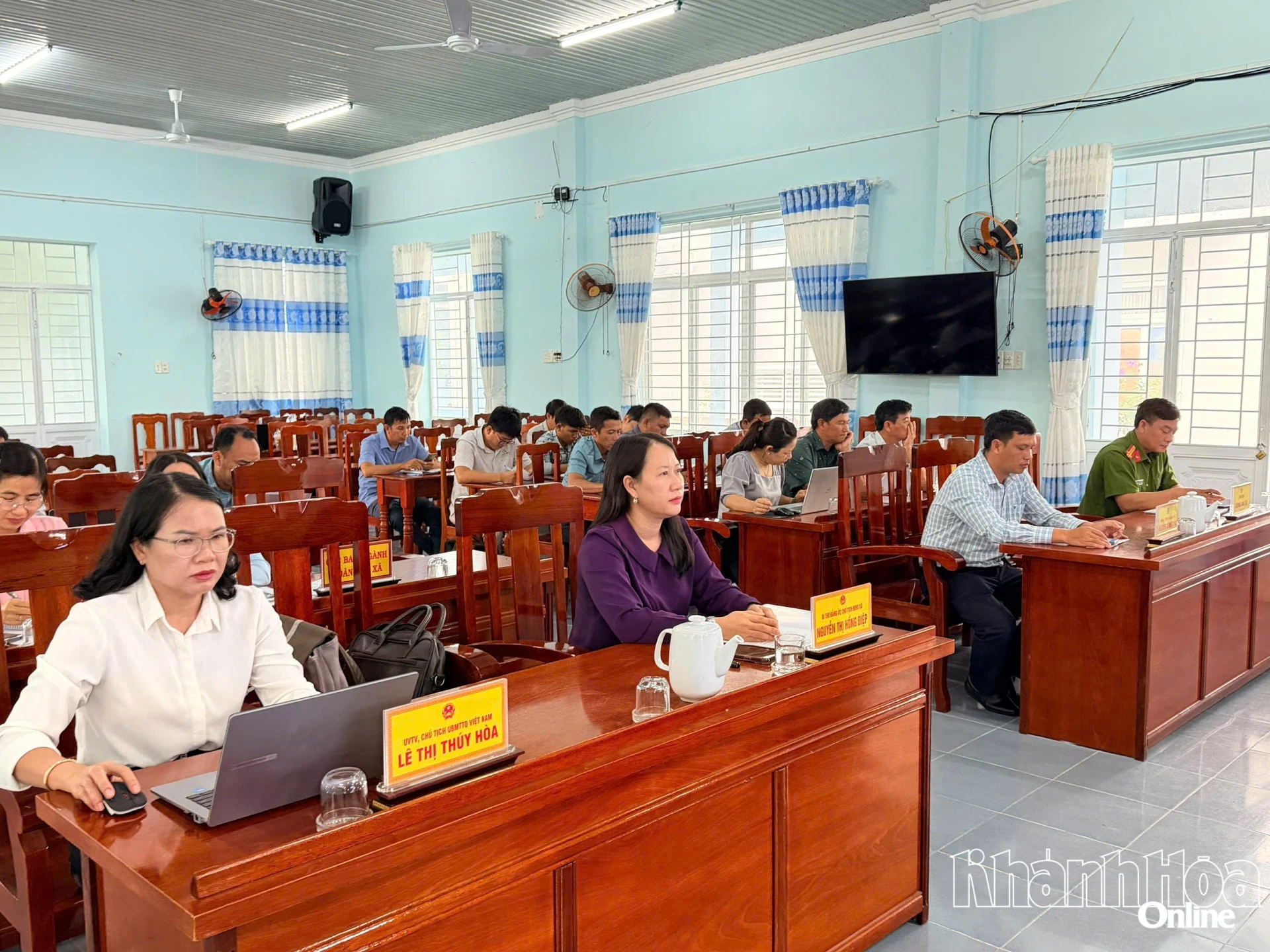 Các đại biểu tham dự phiên họp.