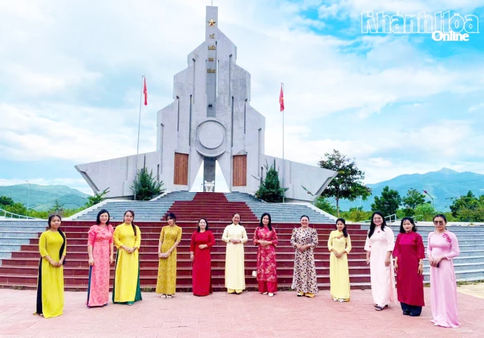 Hội Liên hiệp Phụ nữ xã Bác Ái Đông tổ chức hoạt động hưởng ứng tuần lễ "Mặc áo dài"