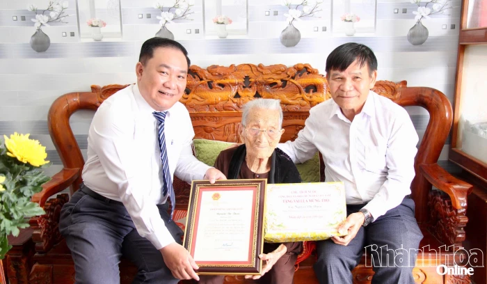 Trao thiếp mừng và quà của Chủ tịch nước dành tặng cụ bà tròn 100 tuổi tại xã Ninh Hải