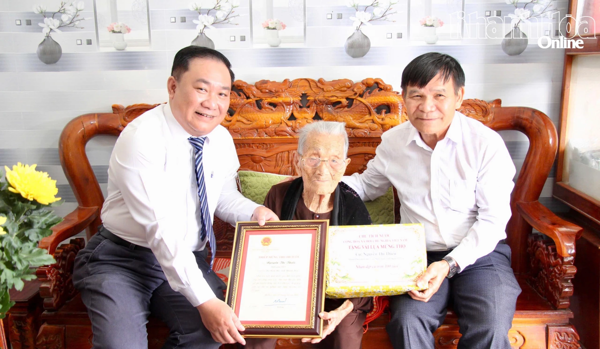 Cụ Nguyễn Thị Thiểu nhận Thiếp mừng thọ và quà tặng của Chủ tịch nước.