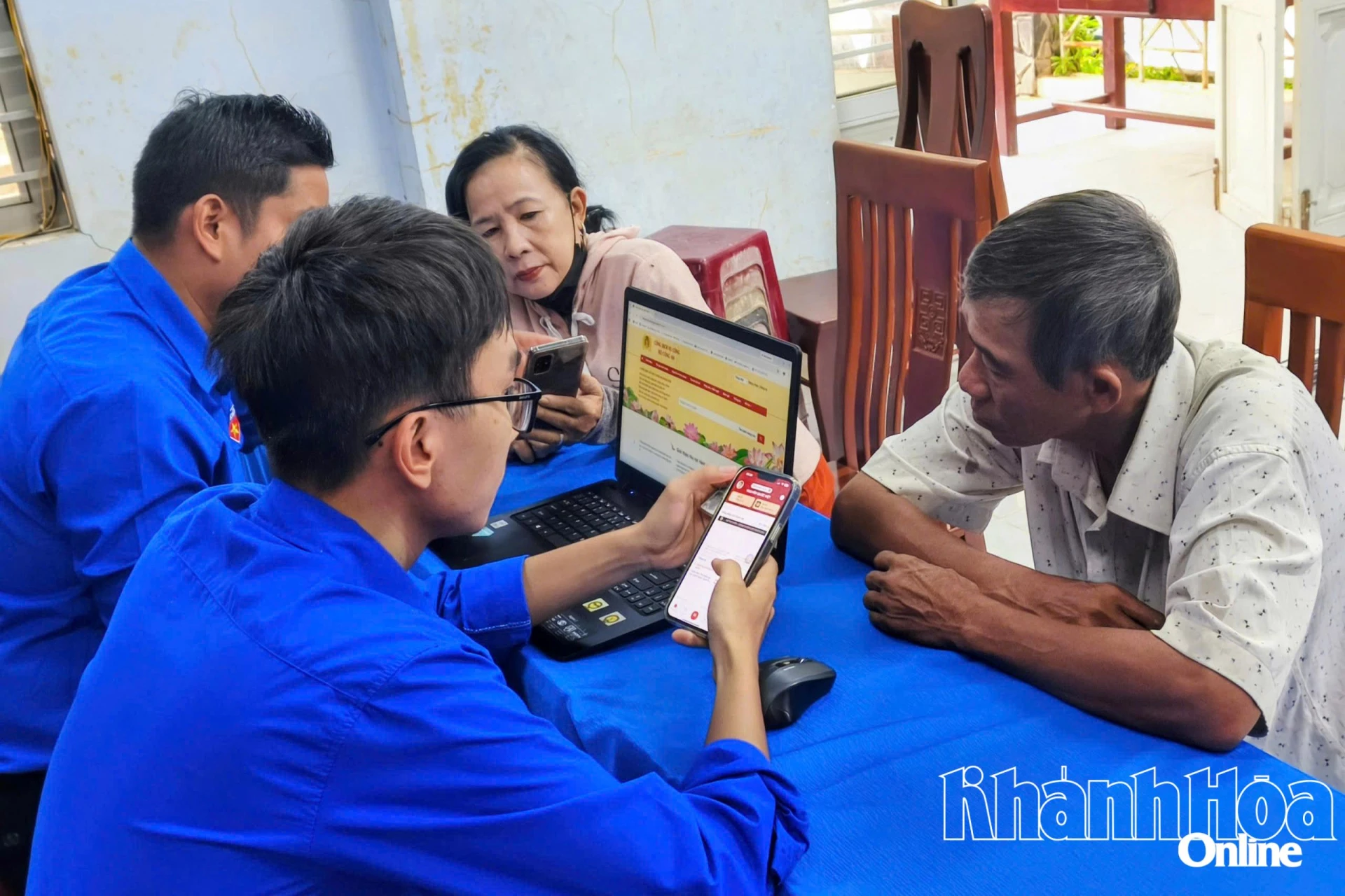 Người dân thôn Phú Ân Nam 3, xã Diên Khánh đến Nhà văn hóa số để được hỗ trợ khôi phục tài khoản VNeID. 