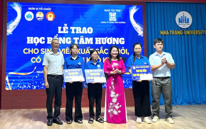 Trao 32 suất học bổng Tâm Hương cho sinh viên vượt khó học giỏi