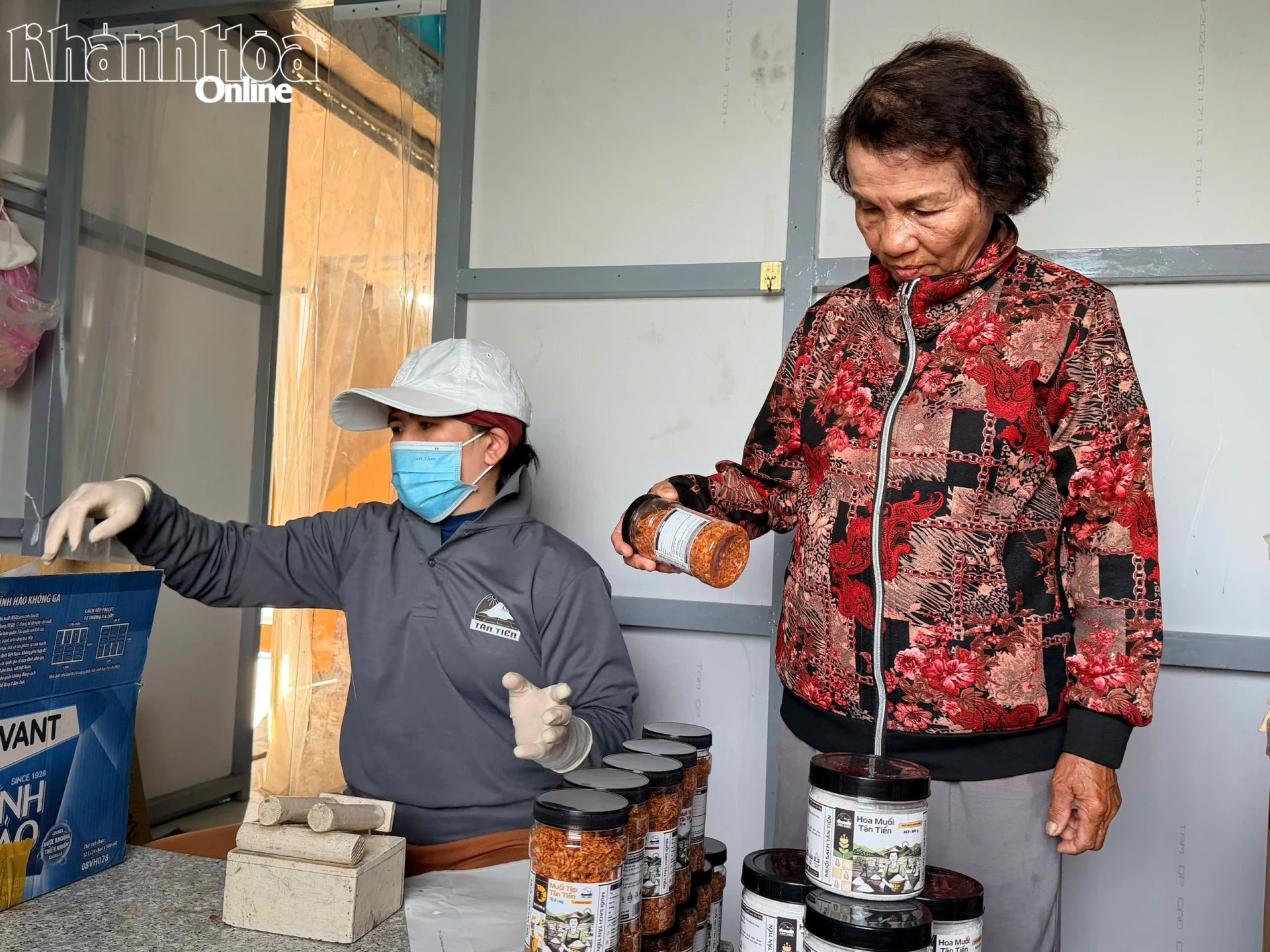 bà Trần Thị Tân - chủ Cơ sở Muối sạch Tân Tiến kiểm trakhaua đóng gói sản phârm.