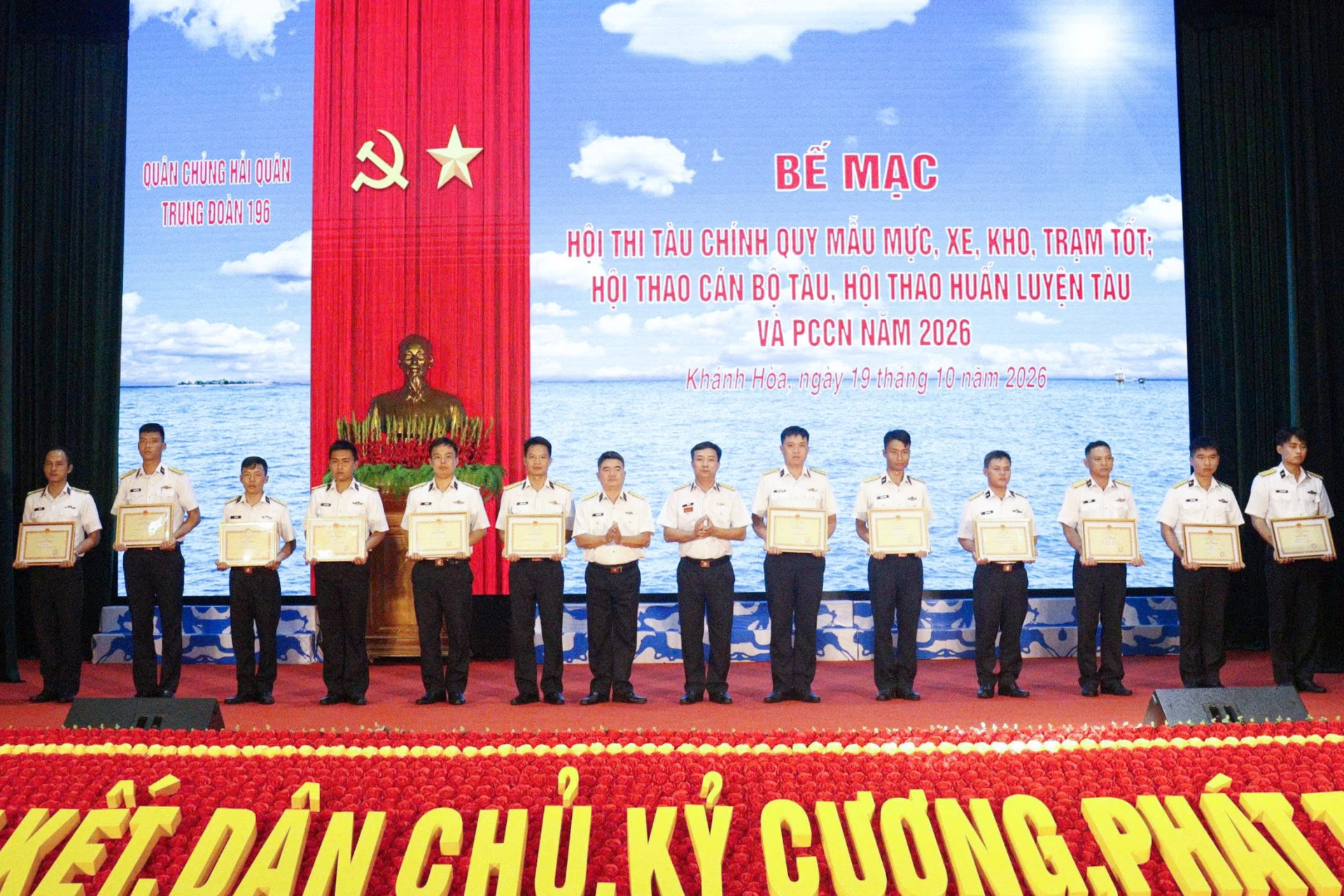 Ban Tổ chức trao giải cho các tập thể, cá nhân xuất sắc.