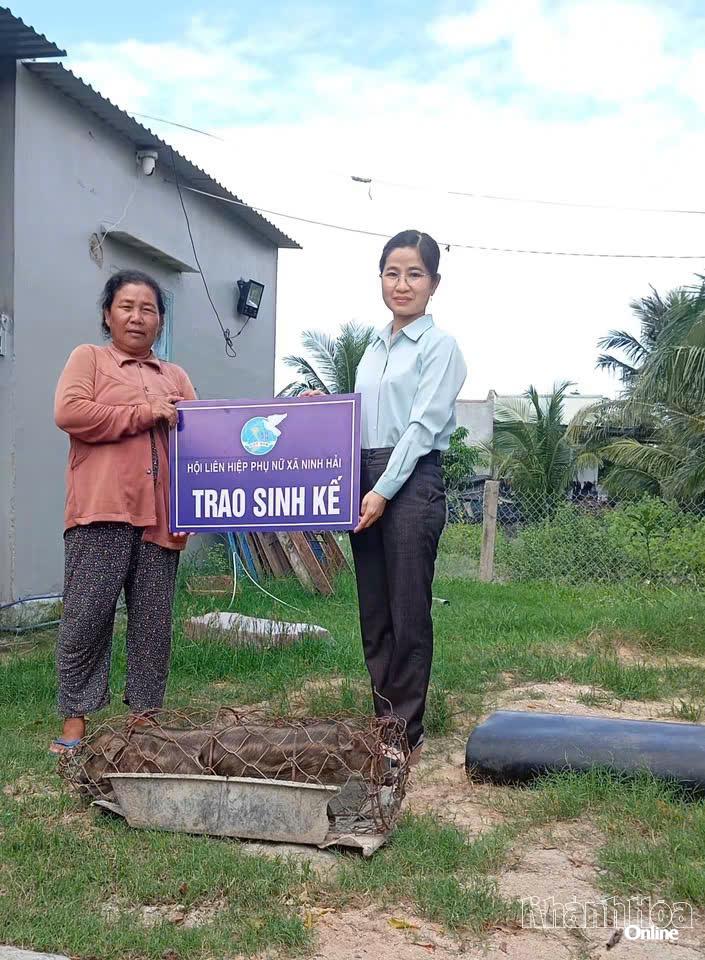 Lãnh đạo Hội LHPN xã trao sinh kế (2 con heo đen) cho chị Thị Ngữ, thôn Xóm Bằng để phát triển chăn nuôi.)