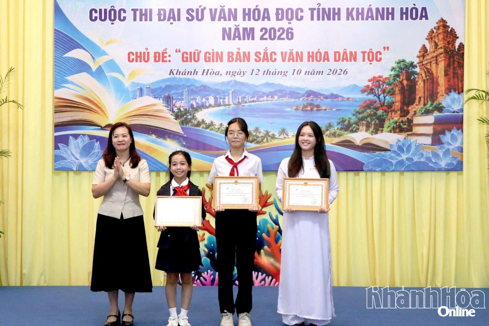 Em Lê Nguyễn Uyên Nghi (thứ 2 từ phải qua) và em Trần Phương Khả Di (thứ 2 từ trái qua) nhận giấy chứng nhận Đại sứ Văn hóa đọc năm 2026 của Bộ Văn hóa, Thể thao và Du lịch.