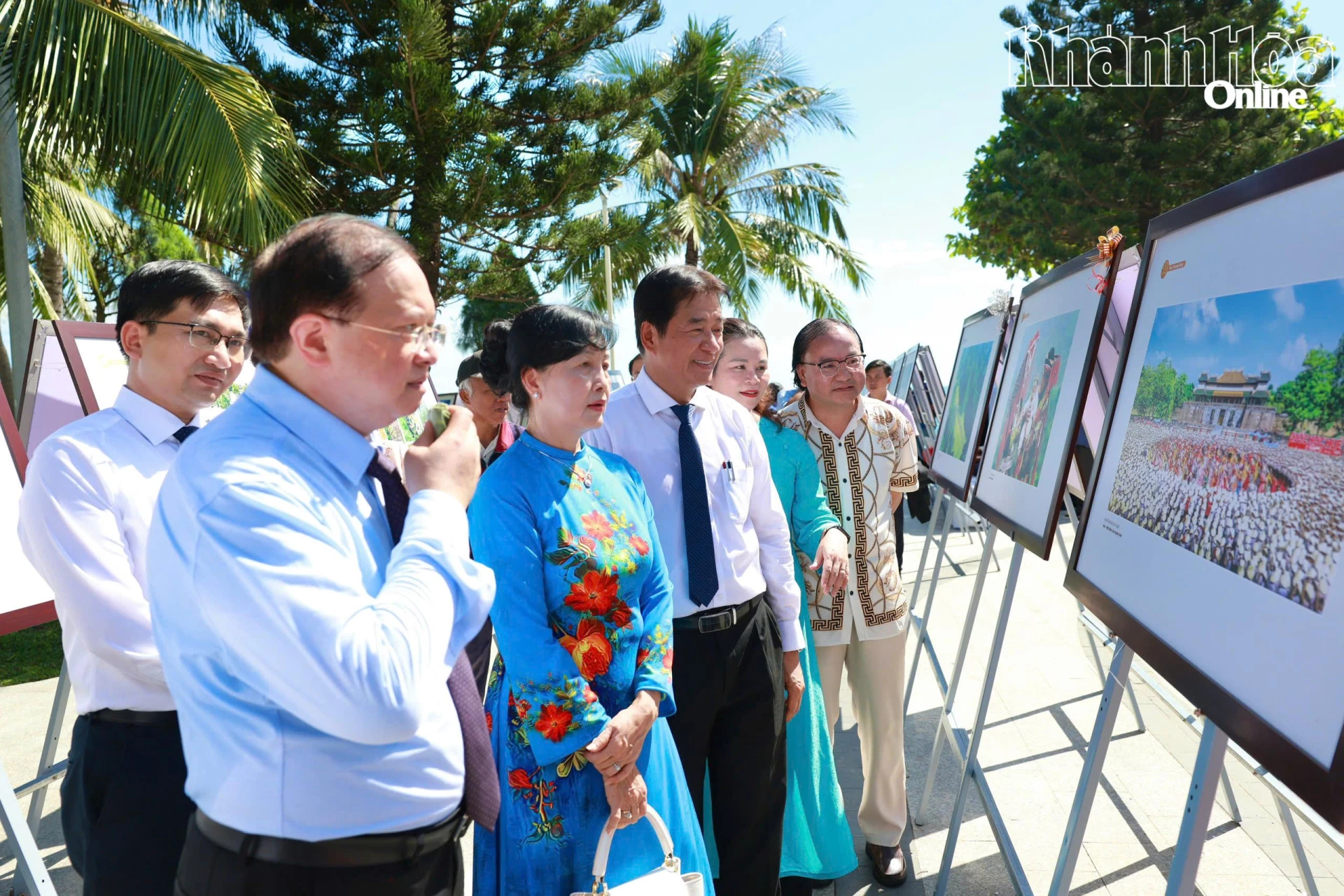 Thứ trưởng Tạ Quang Đông, đồng chí Nguyễn Long Biên và các đại biểu tham quan triển lãm.