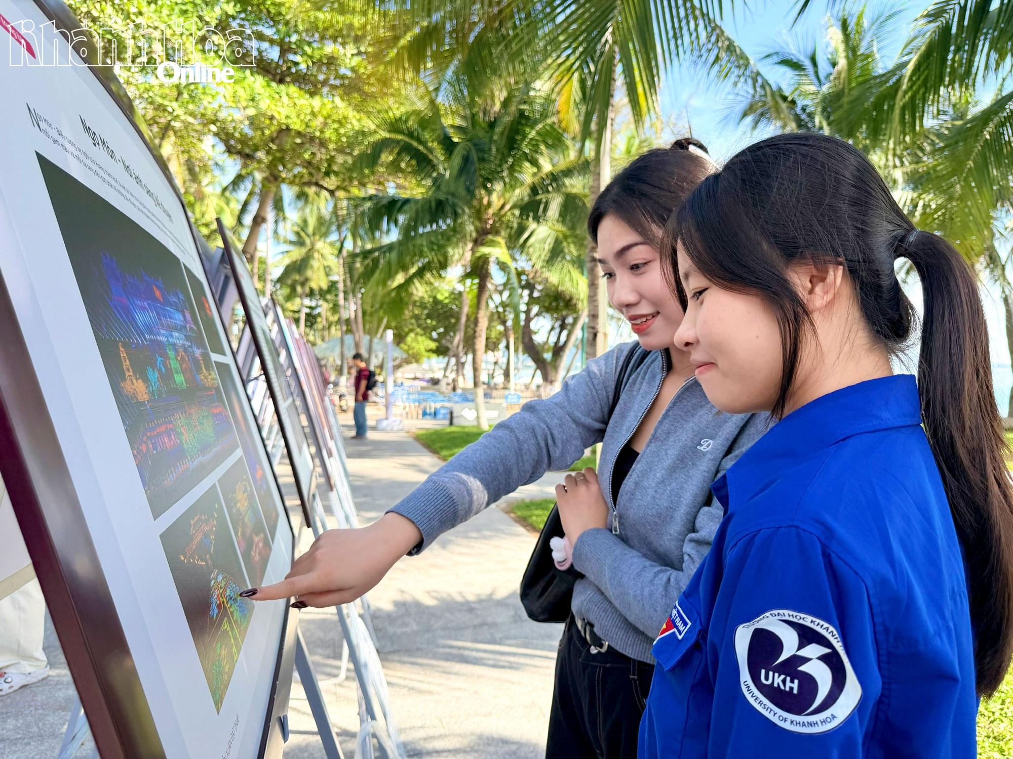 Triển lãm thu hút nhiều bạn trẻ quan tâm.