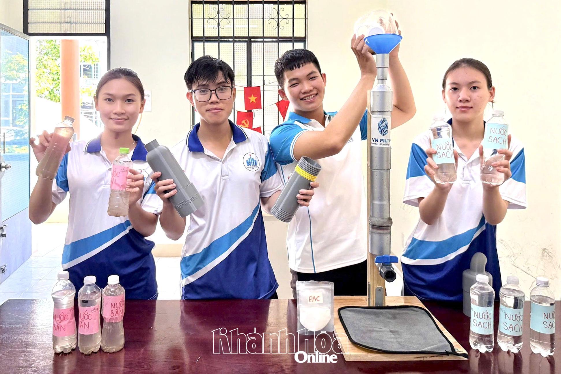 Nhóm sinh viên thiết kế và thực hiện sản phẩm ống lọc nước tinh khiết VNFilter.