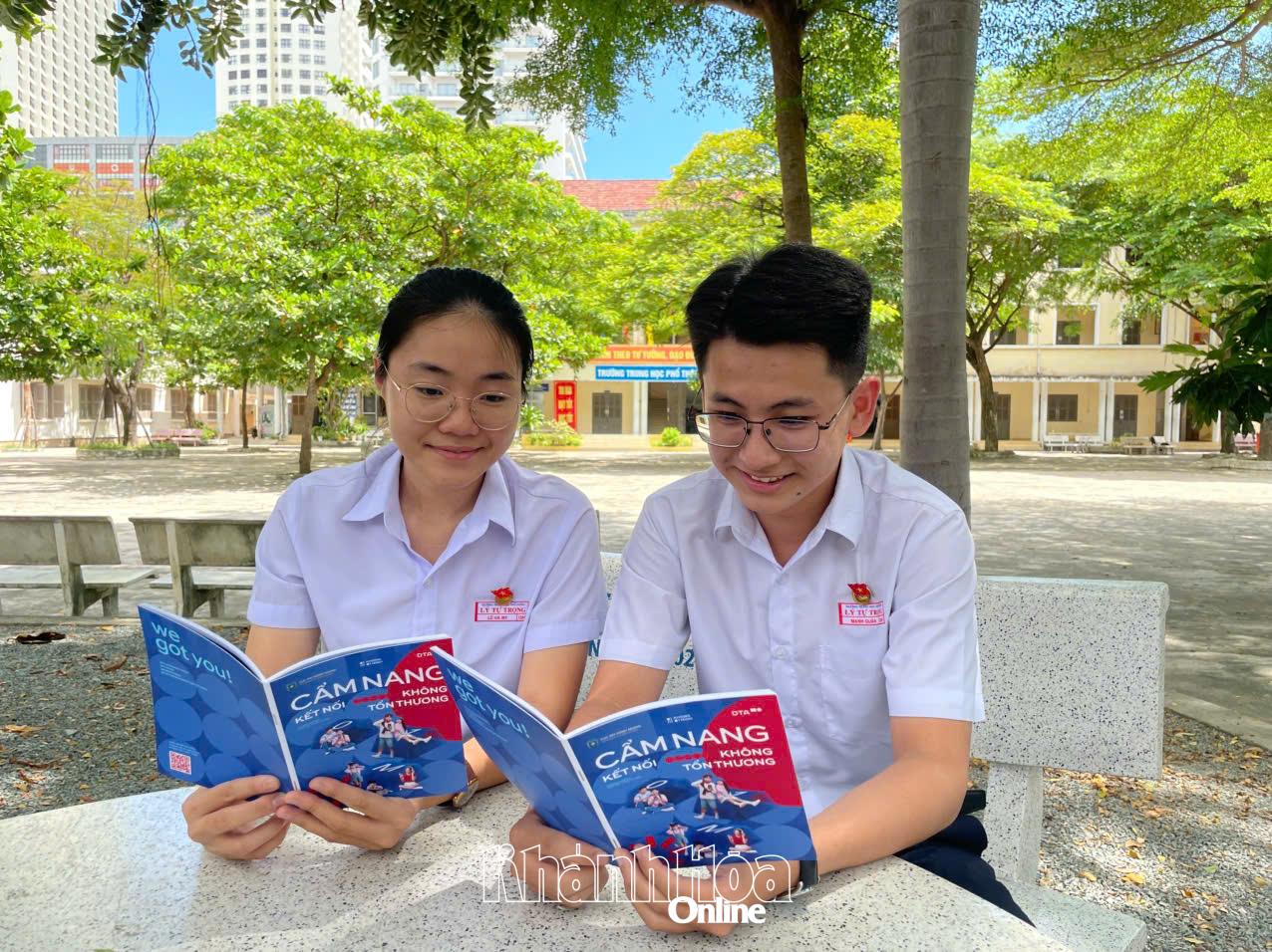 Học sinh đọc cẩm nang, tìm hiểu các kiến thức và kỹ năng bảo vệ bản thân, sử dụng mạng xã hội an toàn, lành mạnh.